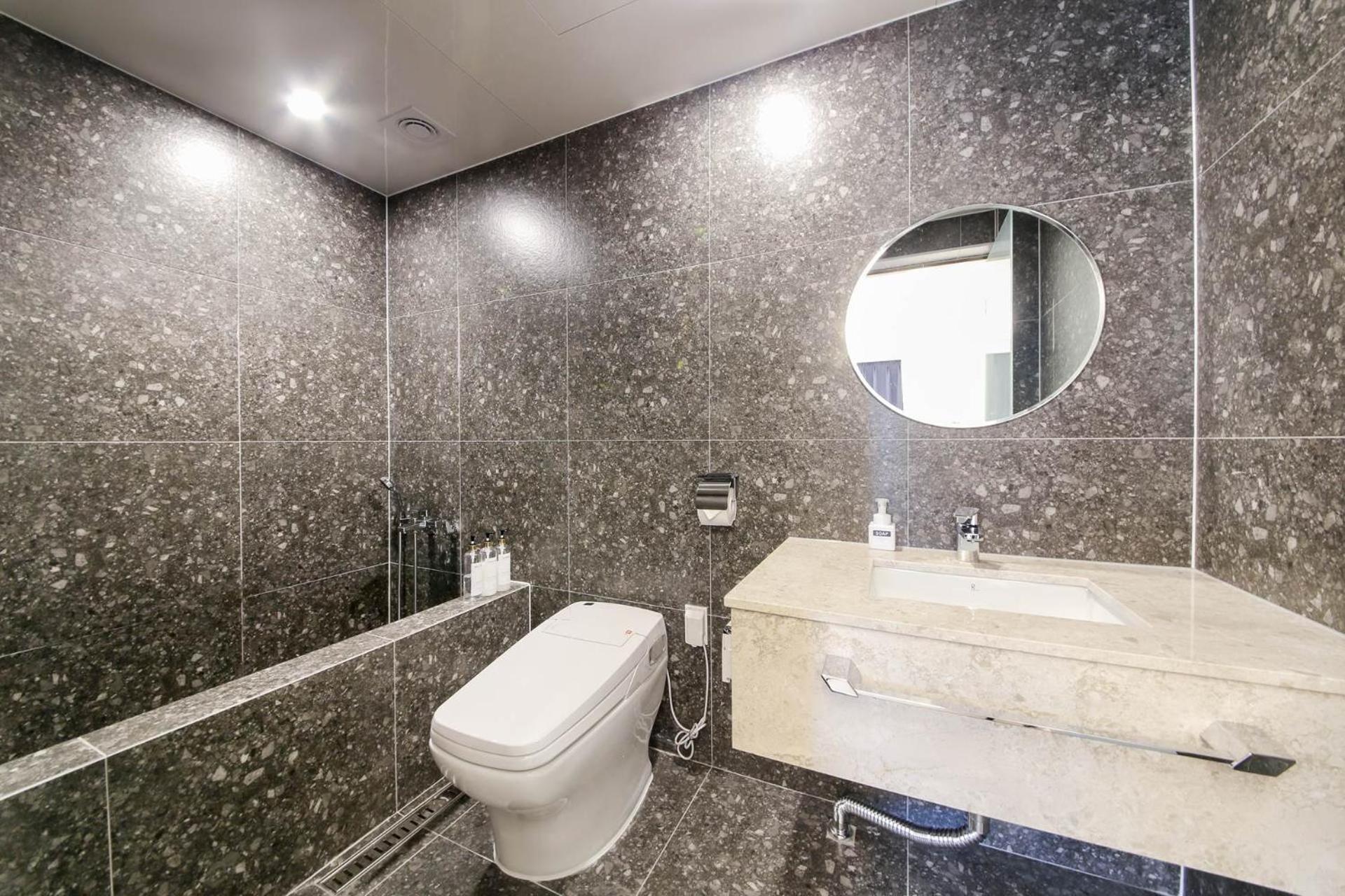 Deluxe Double Room with Bath - Photo 6