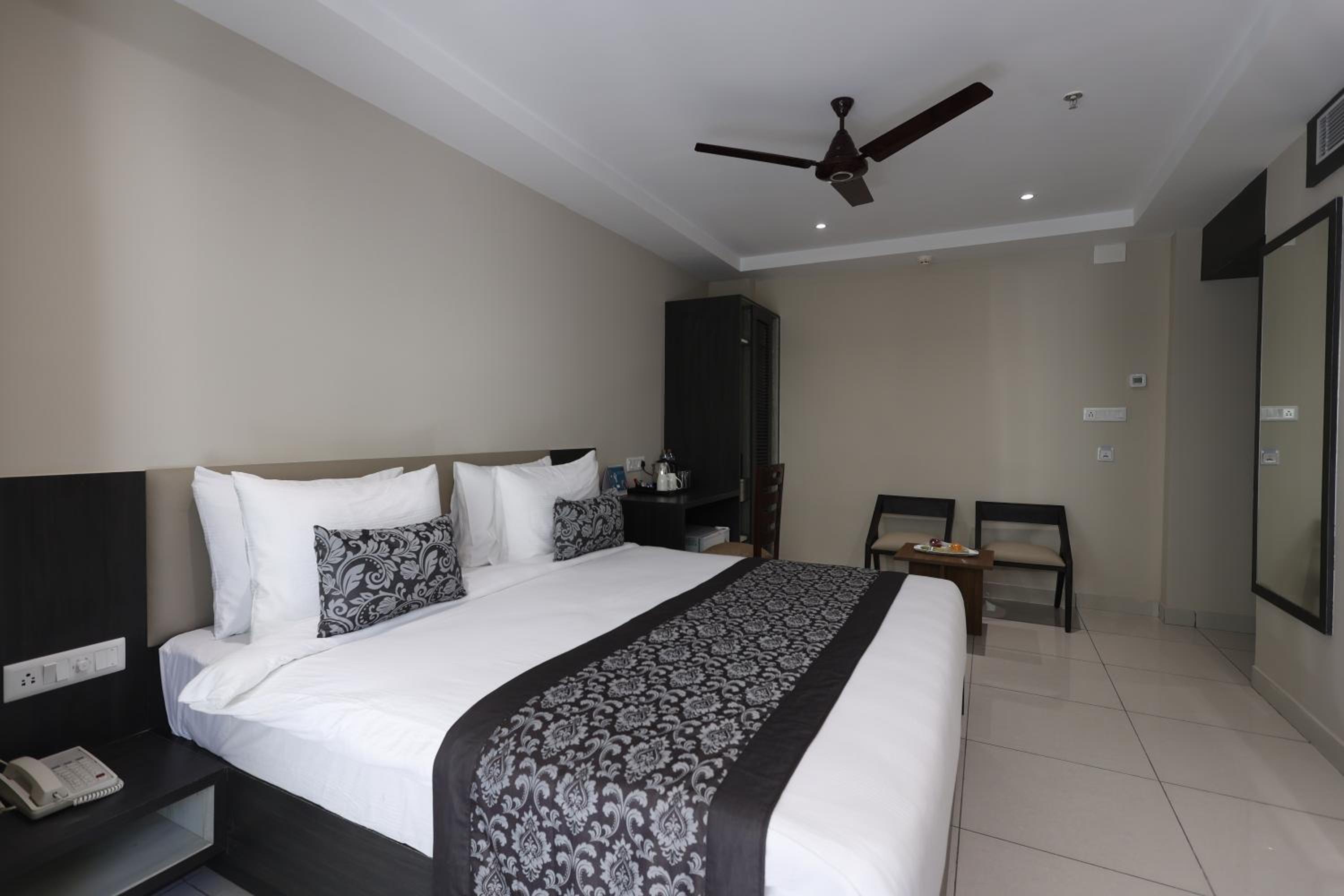 Superior King Room - Photo 3