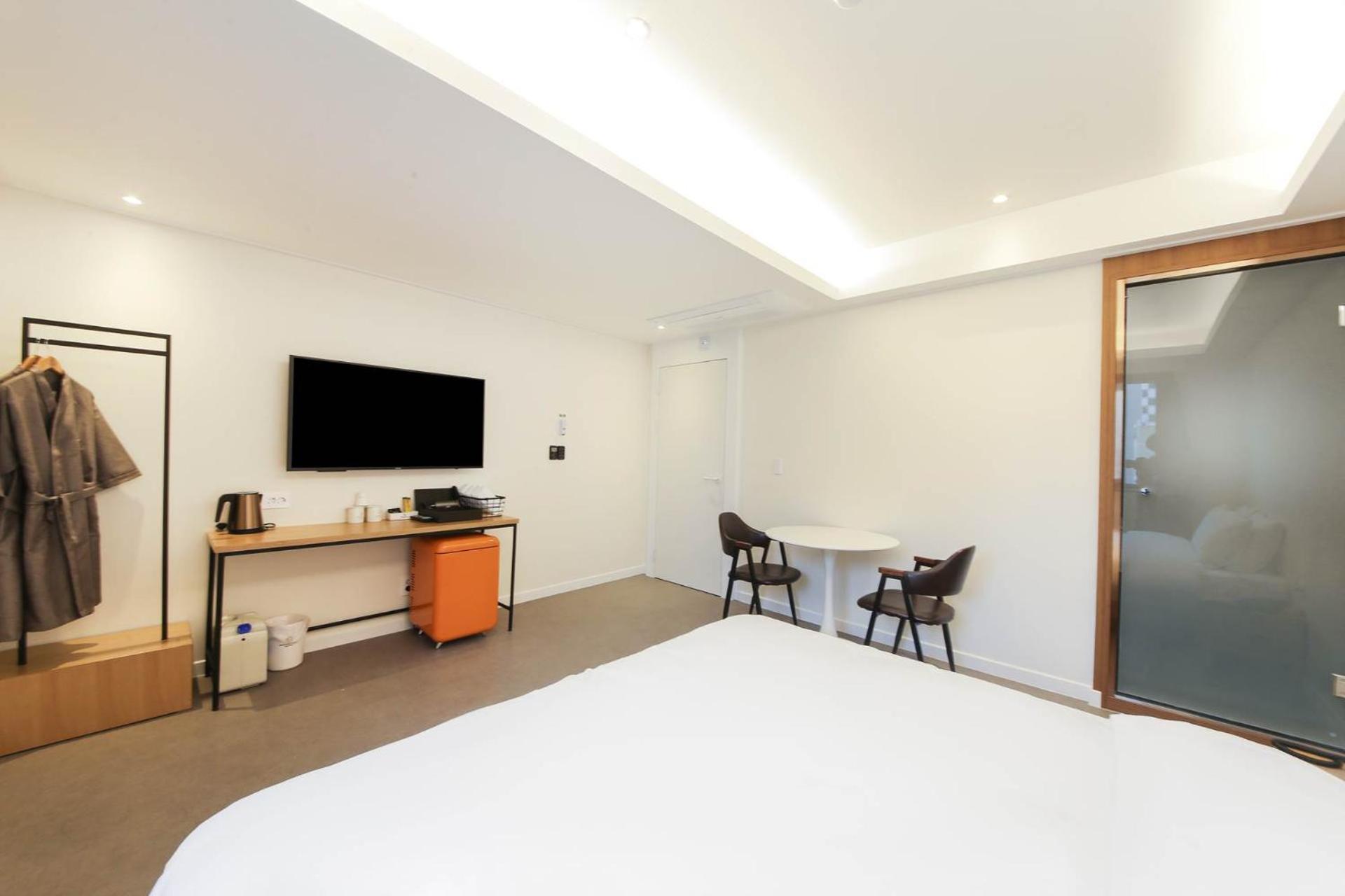 Deluxe Double Room with Bath - Photo 2