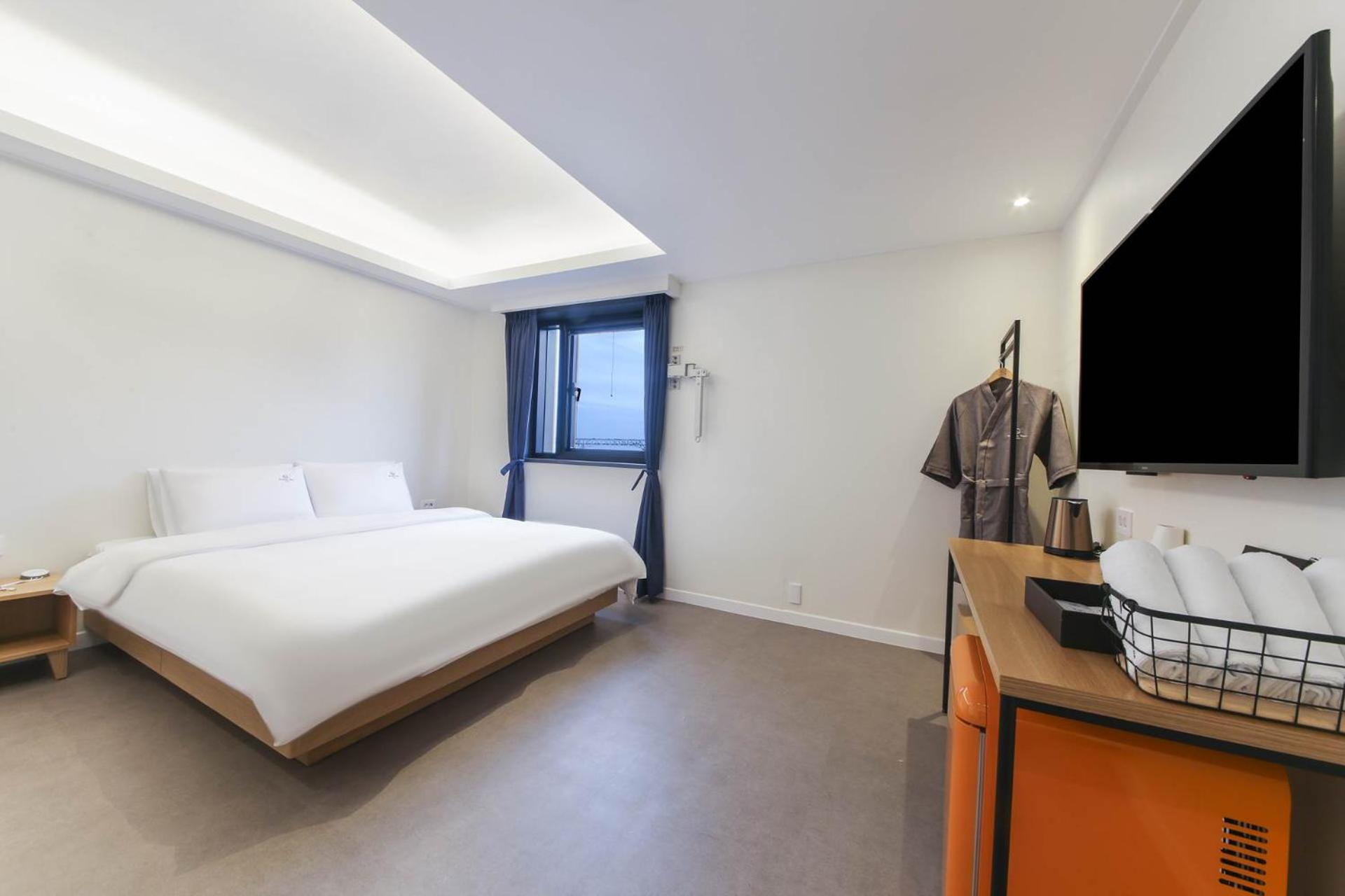 Deluxe Double Room with Bath - Photo 1