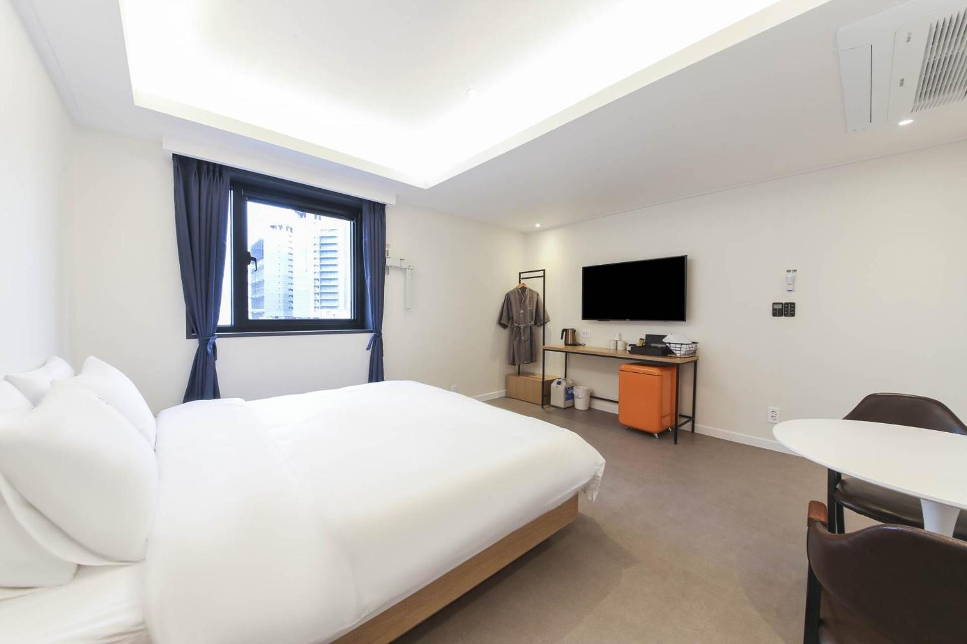 Deluxe Double Room with Bath - Photo 8