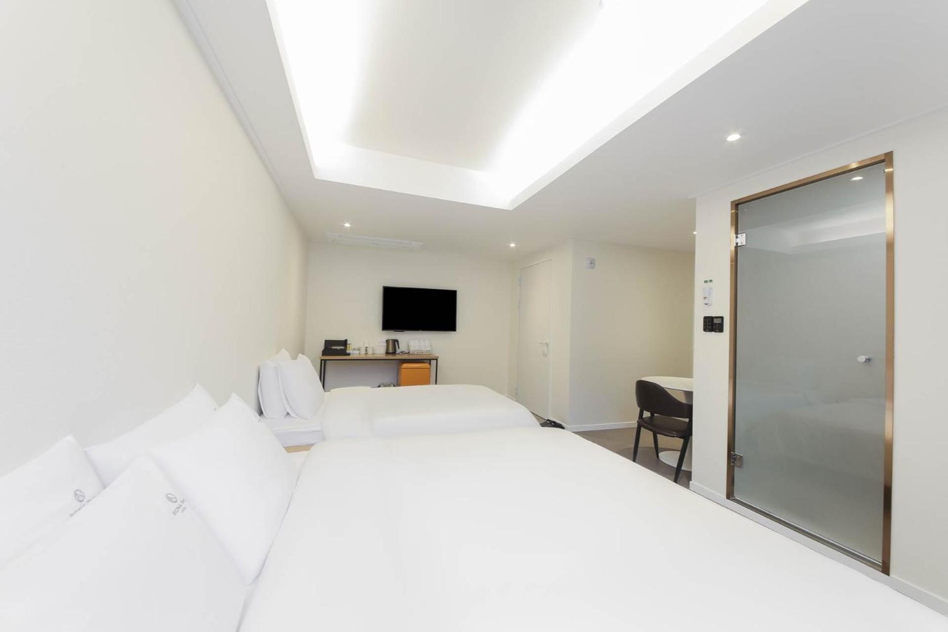 Deluxe Twin Room - Photo 10