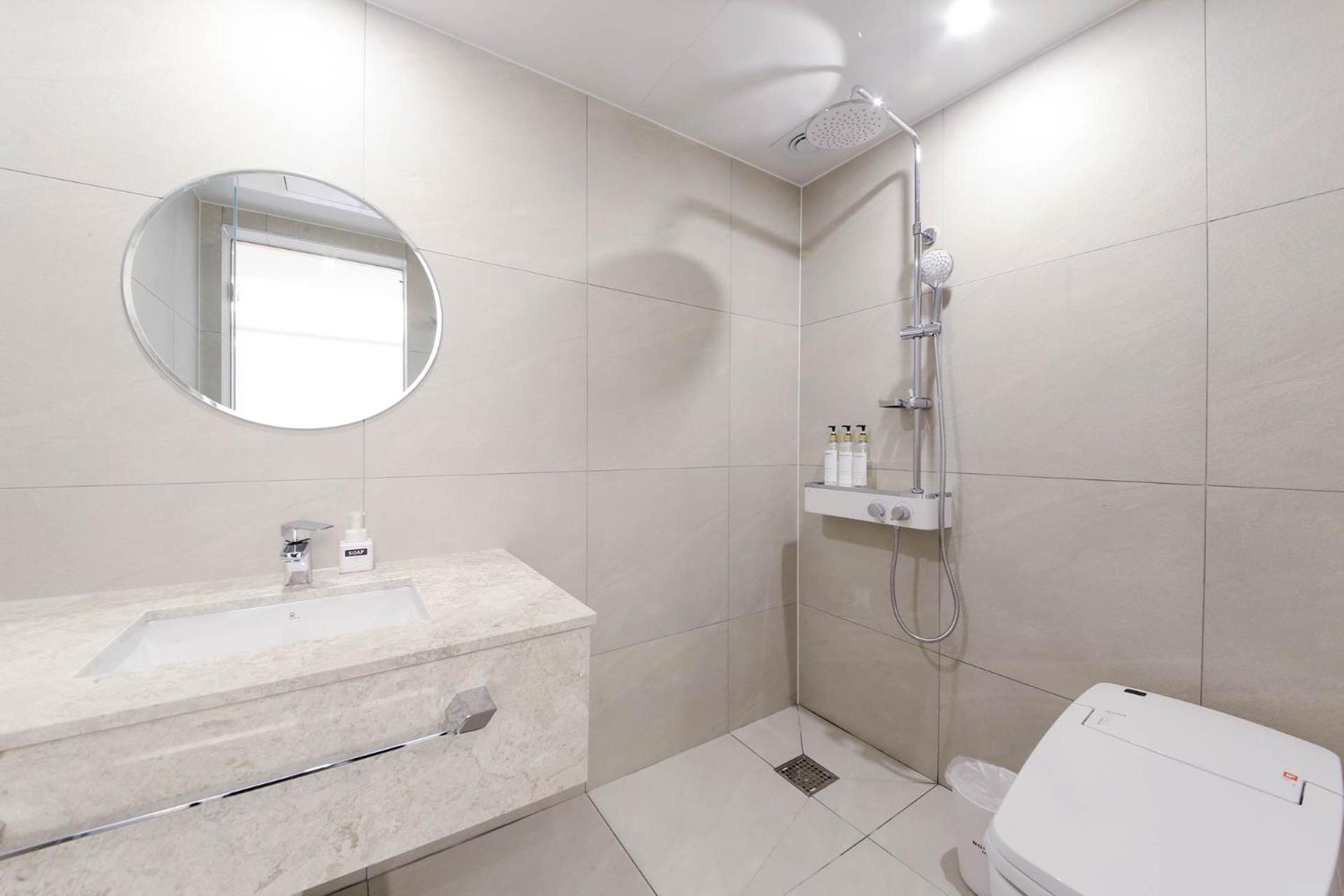 Deluxe Twin Room - Photo 11