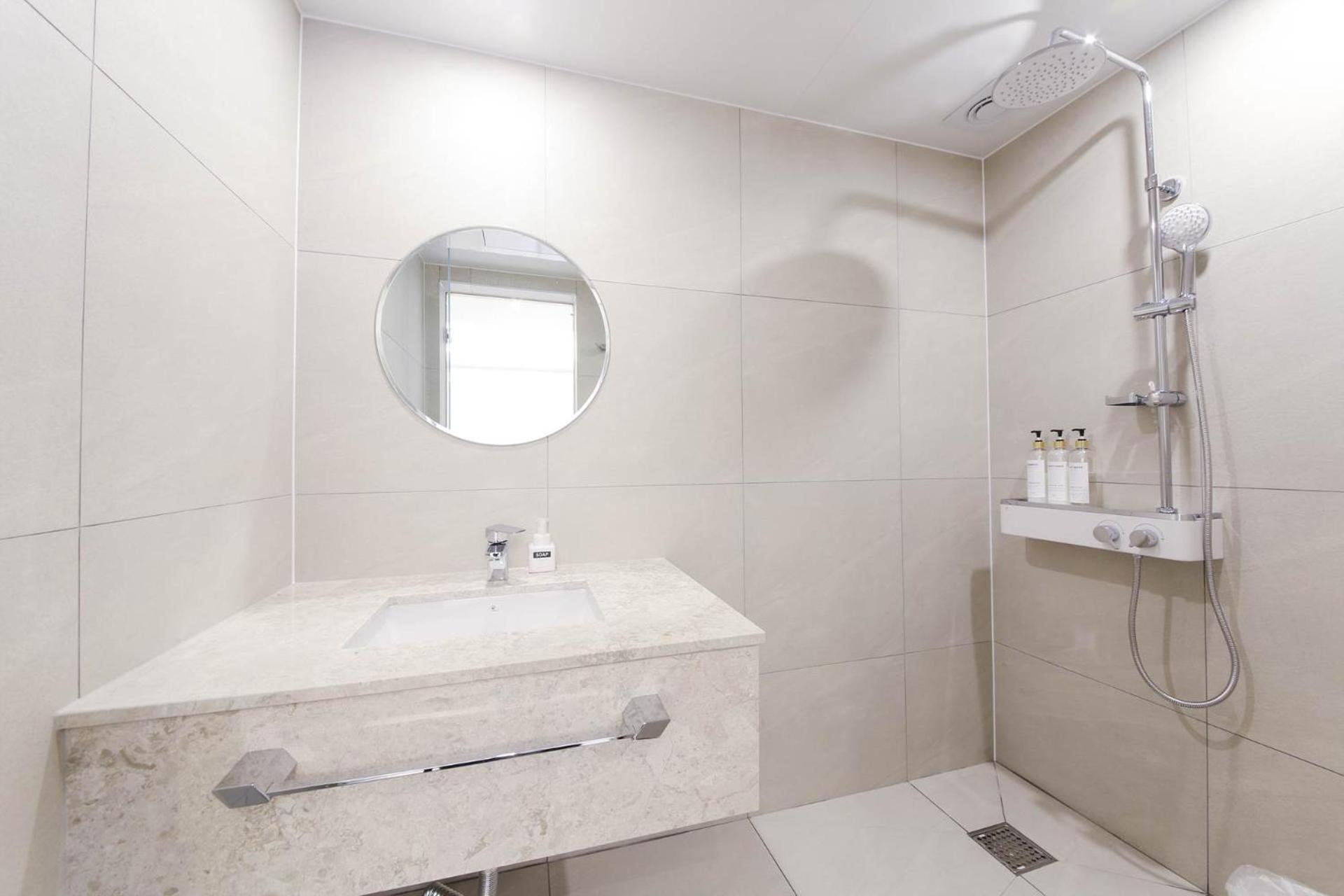 Deluxe Twin Room - Photo 13
