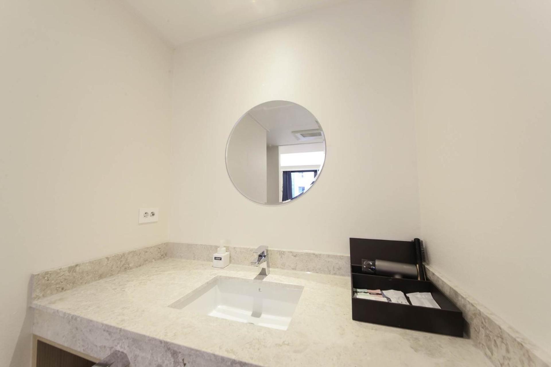 Deluxe Twin Room - Photo 16