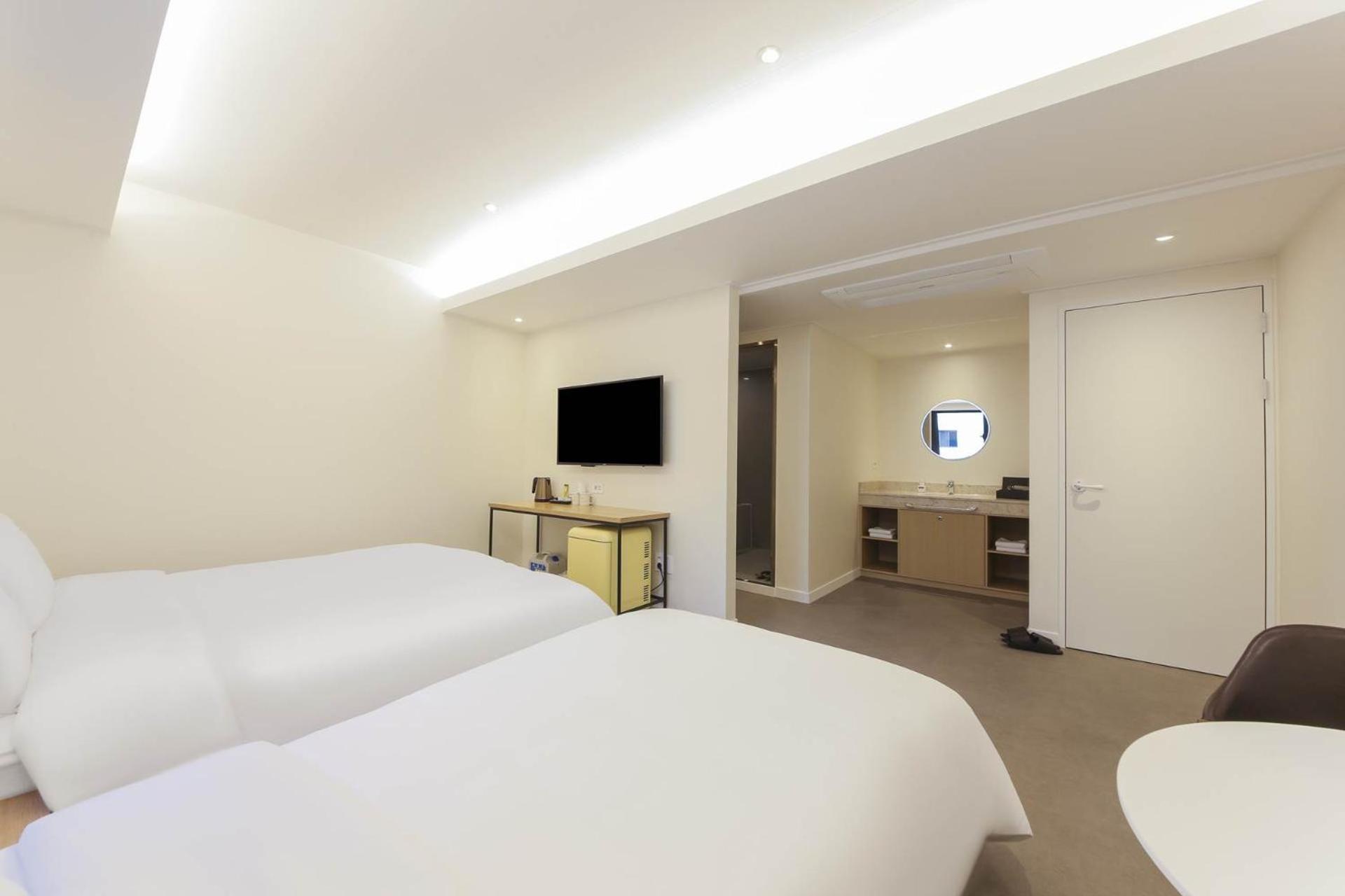 Deluxe Twin Room - Photo 14
