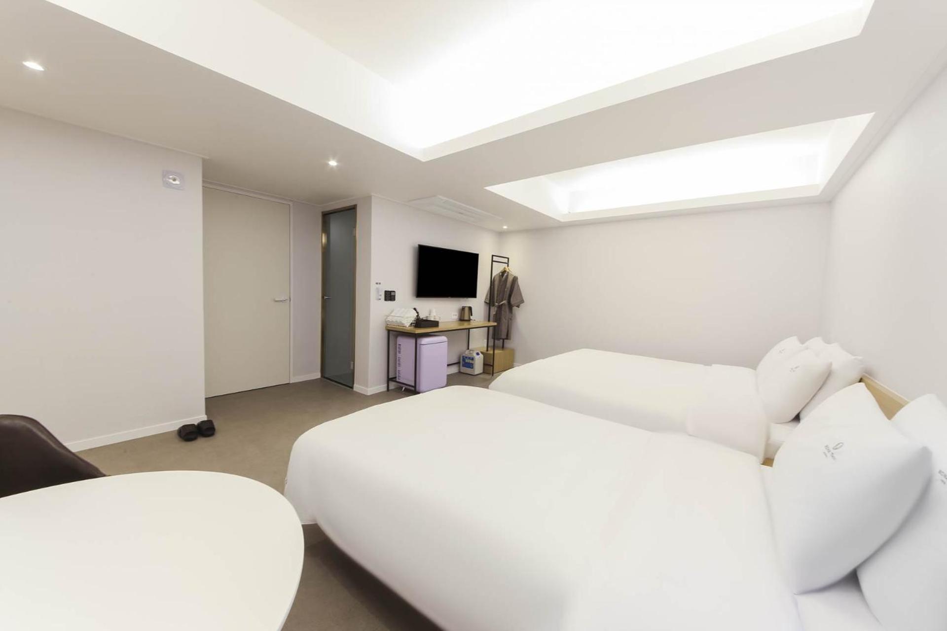 Deluxe Twin Room with Sea View - Photo 8