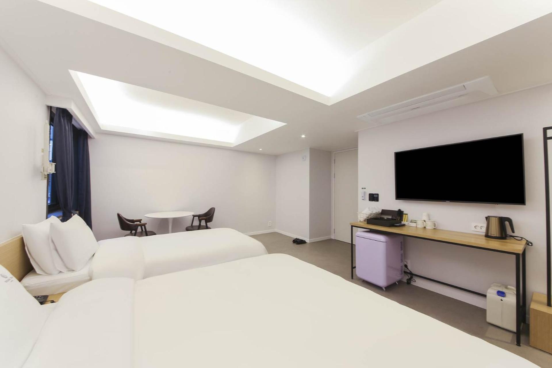 Deluxe Twin Room with Sea View - Photo 5