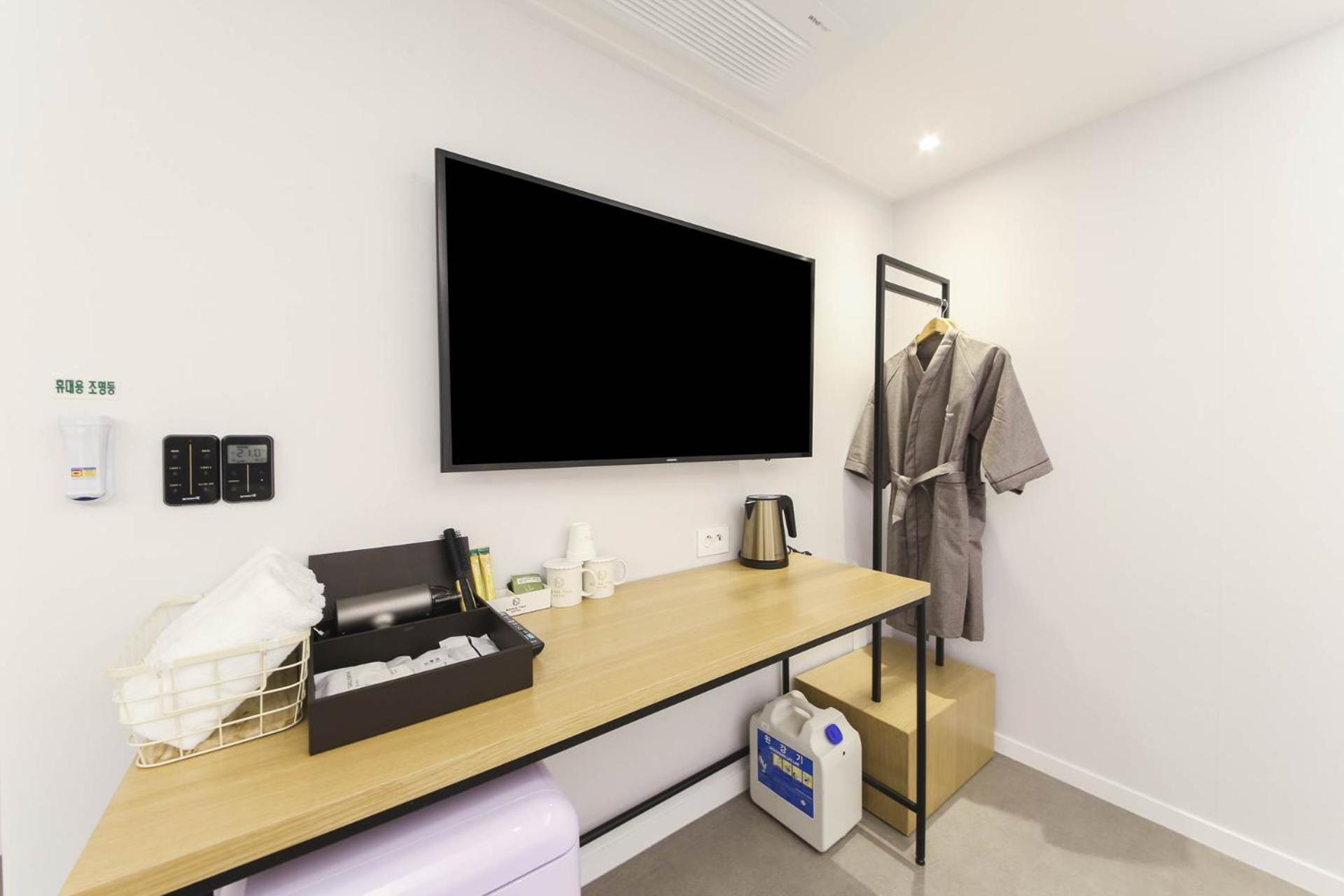 Deluxe Twin Room with Sea View - Photo 6