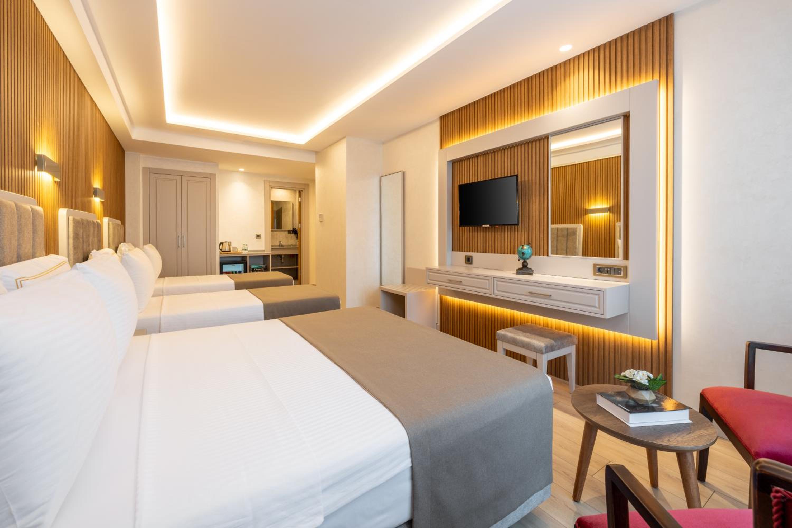 Superior Quadruple Room photo 2