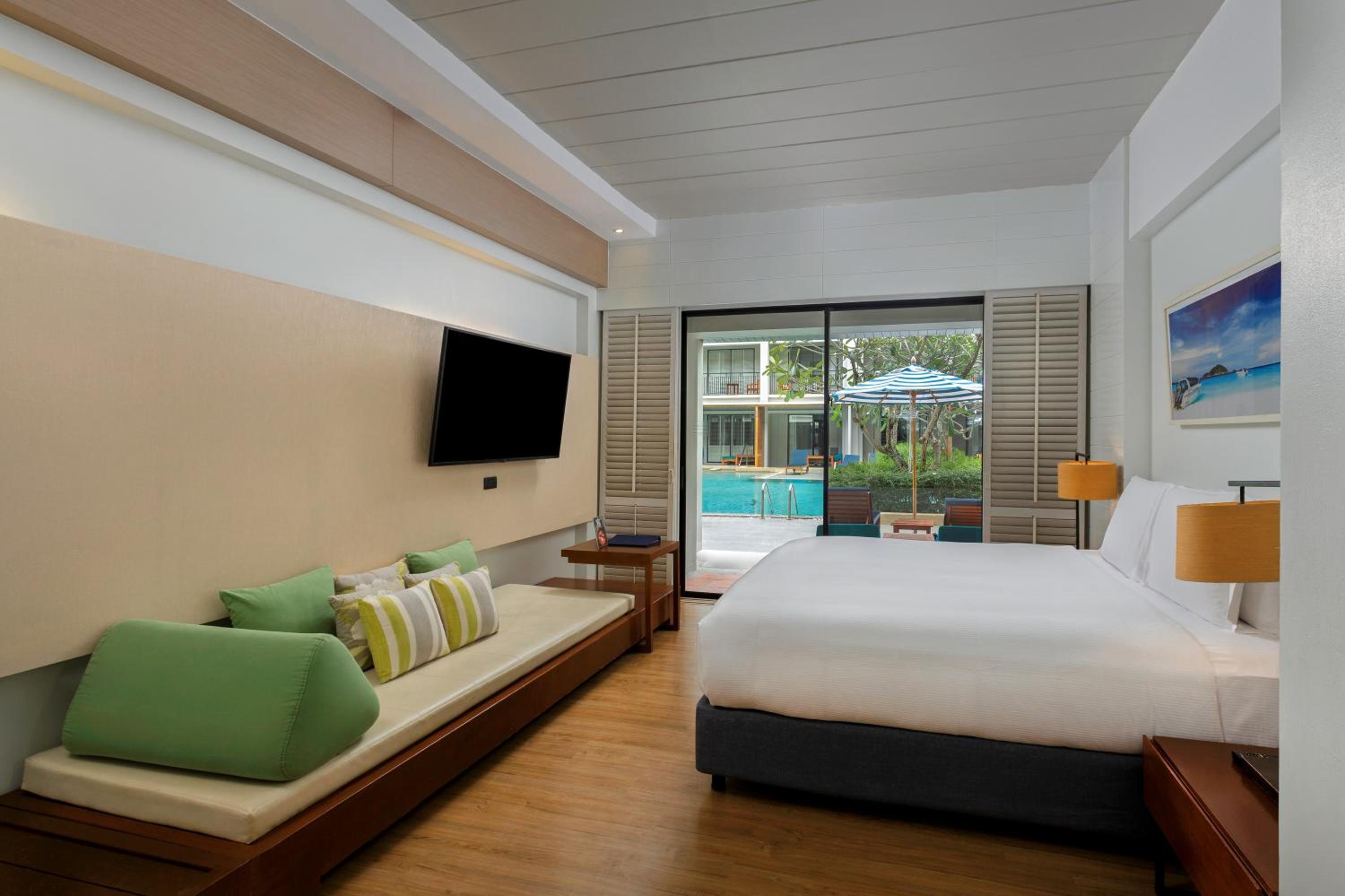 Deluxe King Room - Pool Side - Photo 2