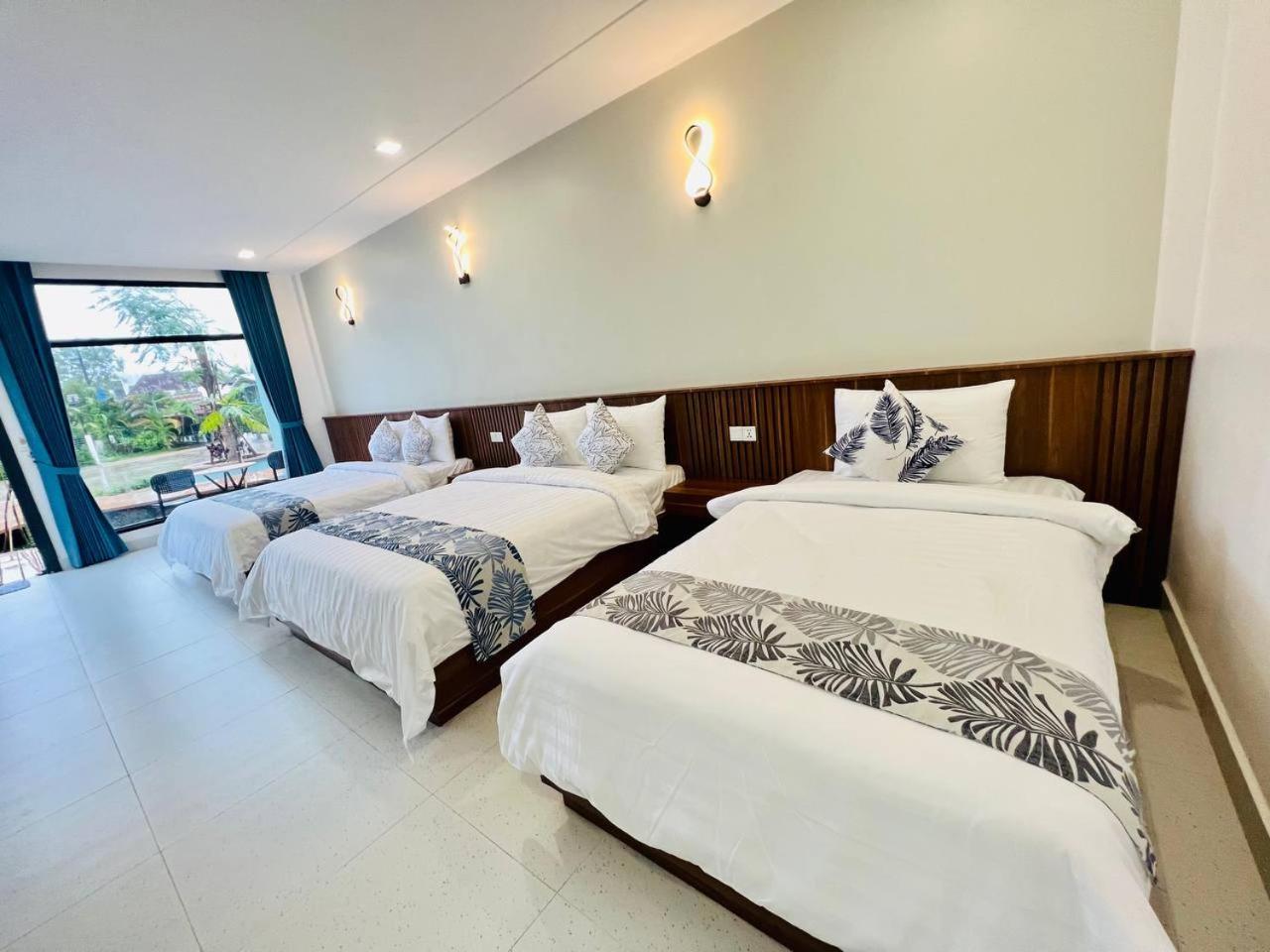 Family Room with Garden View - Photo 4
