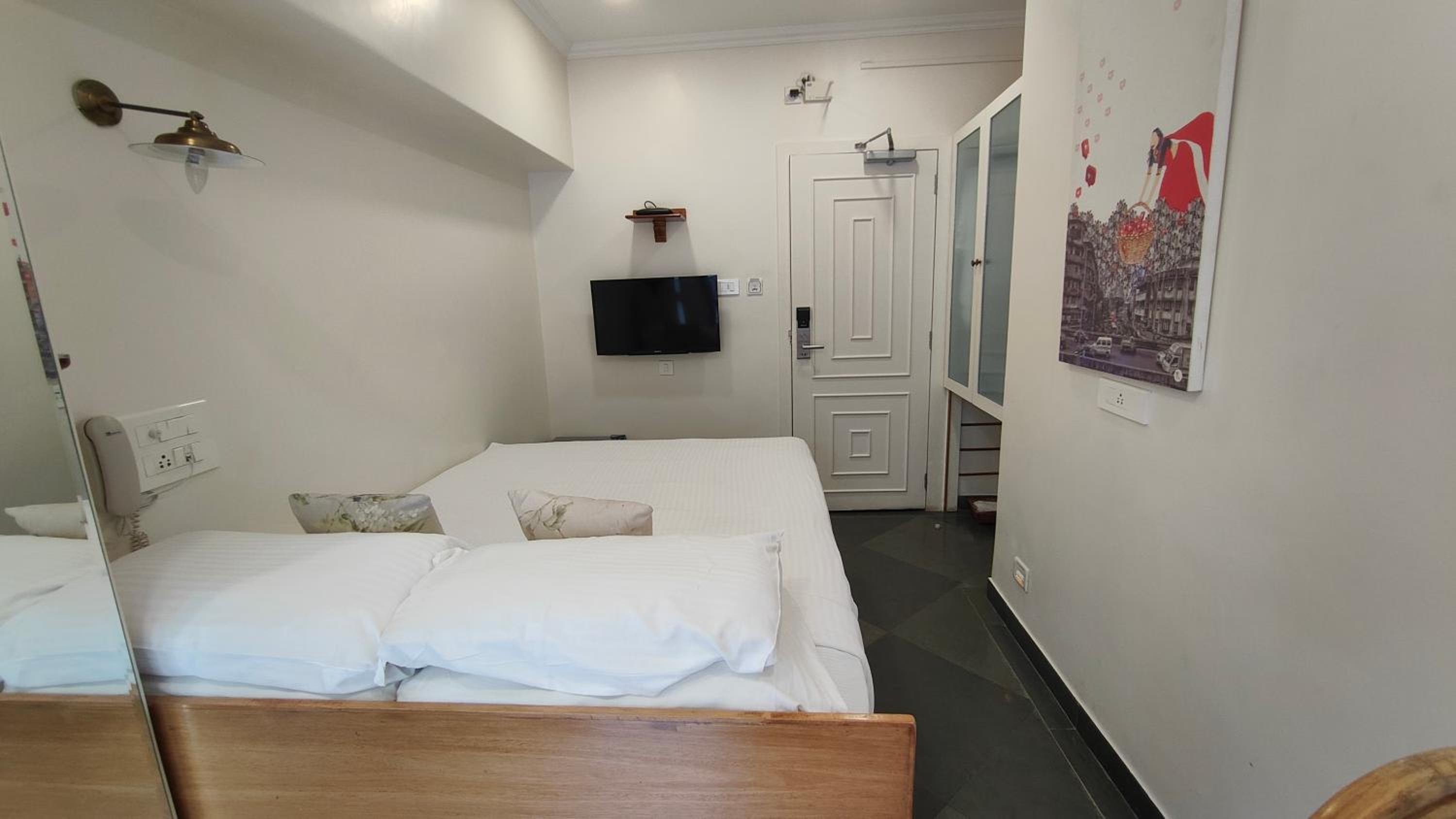 Luxury Room Queen Bed - Photo 5