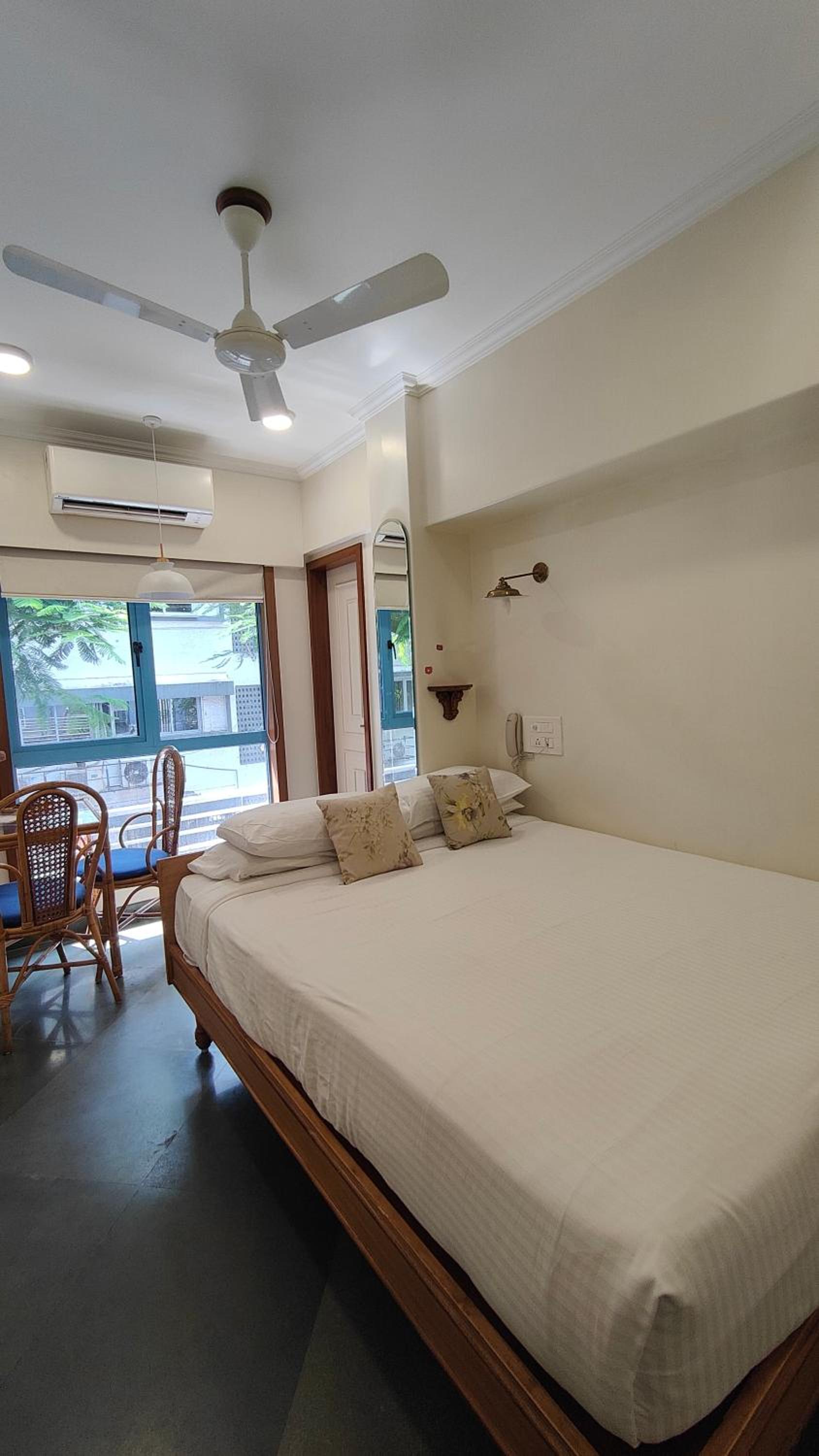 Luxury Room Queen Bed - Photo 3
