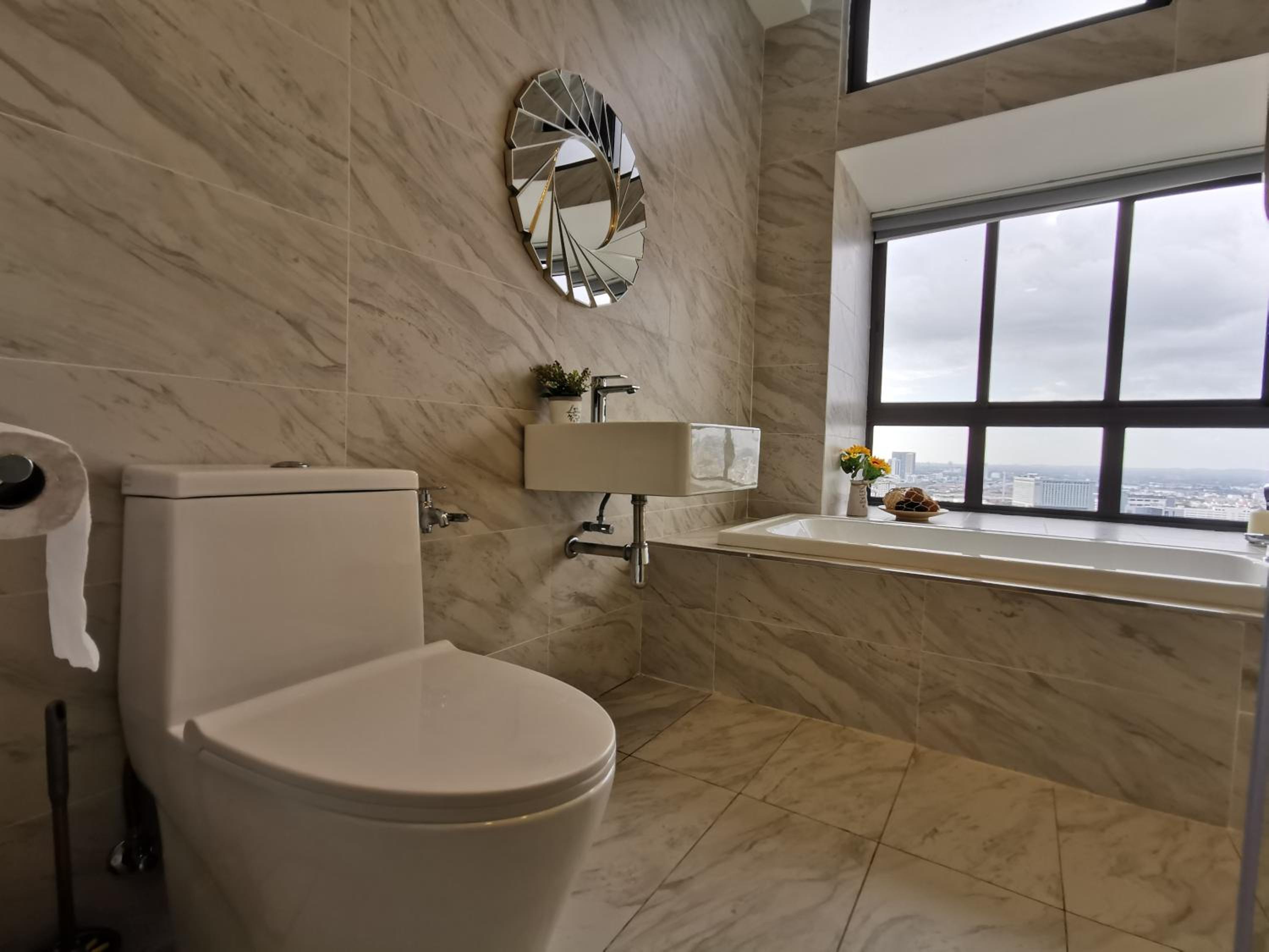 Deluxe King Studio with Balcony (Private Bathtub & City View)