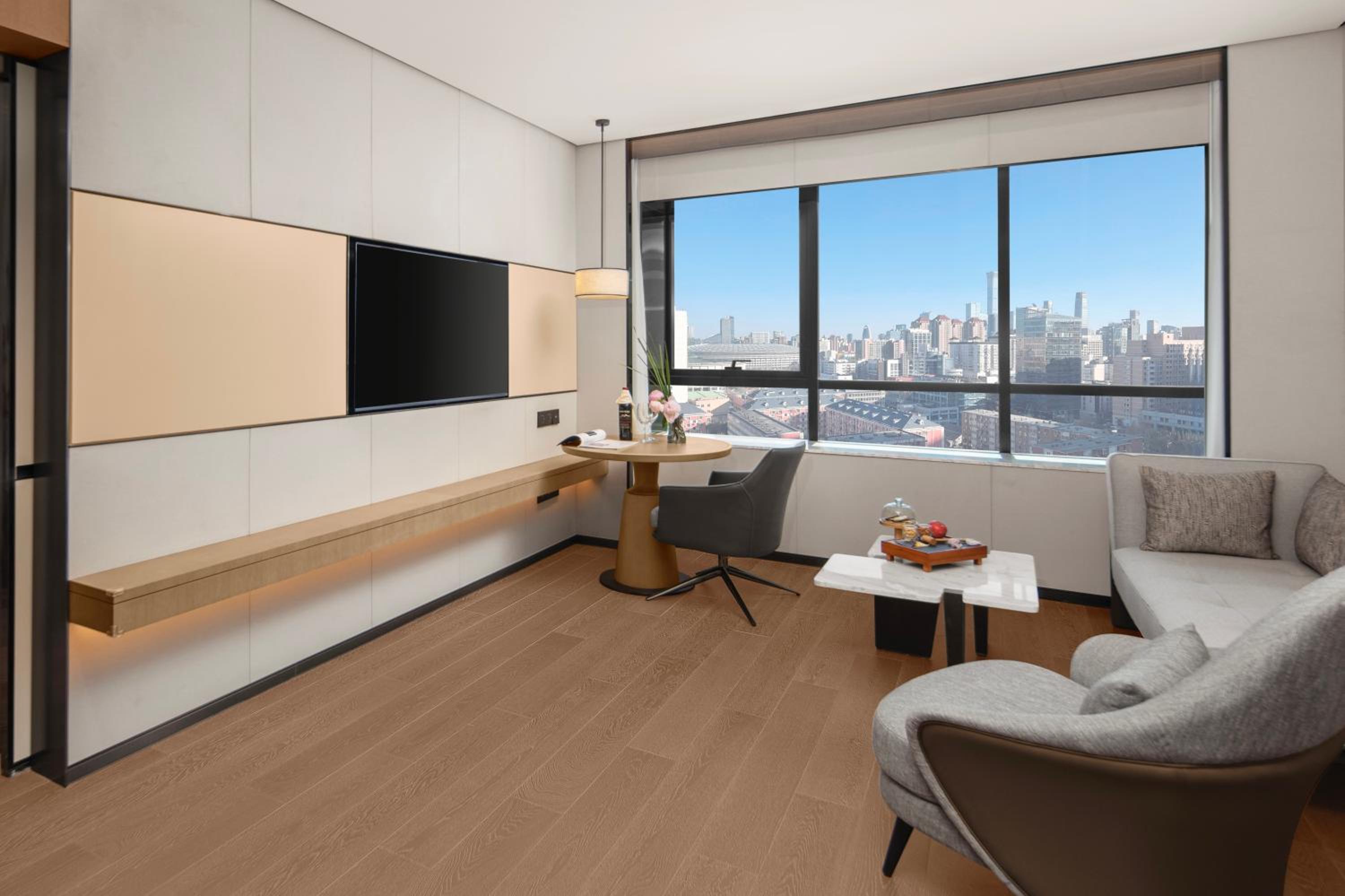Swiss Executive Suite with one King-size bed, Lounge Access - Photo 4