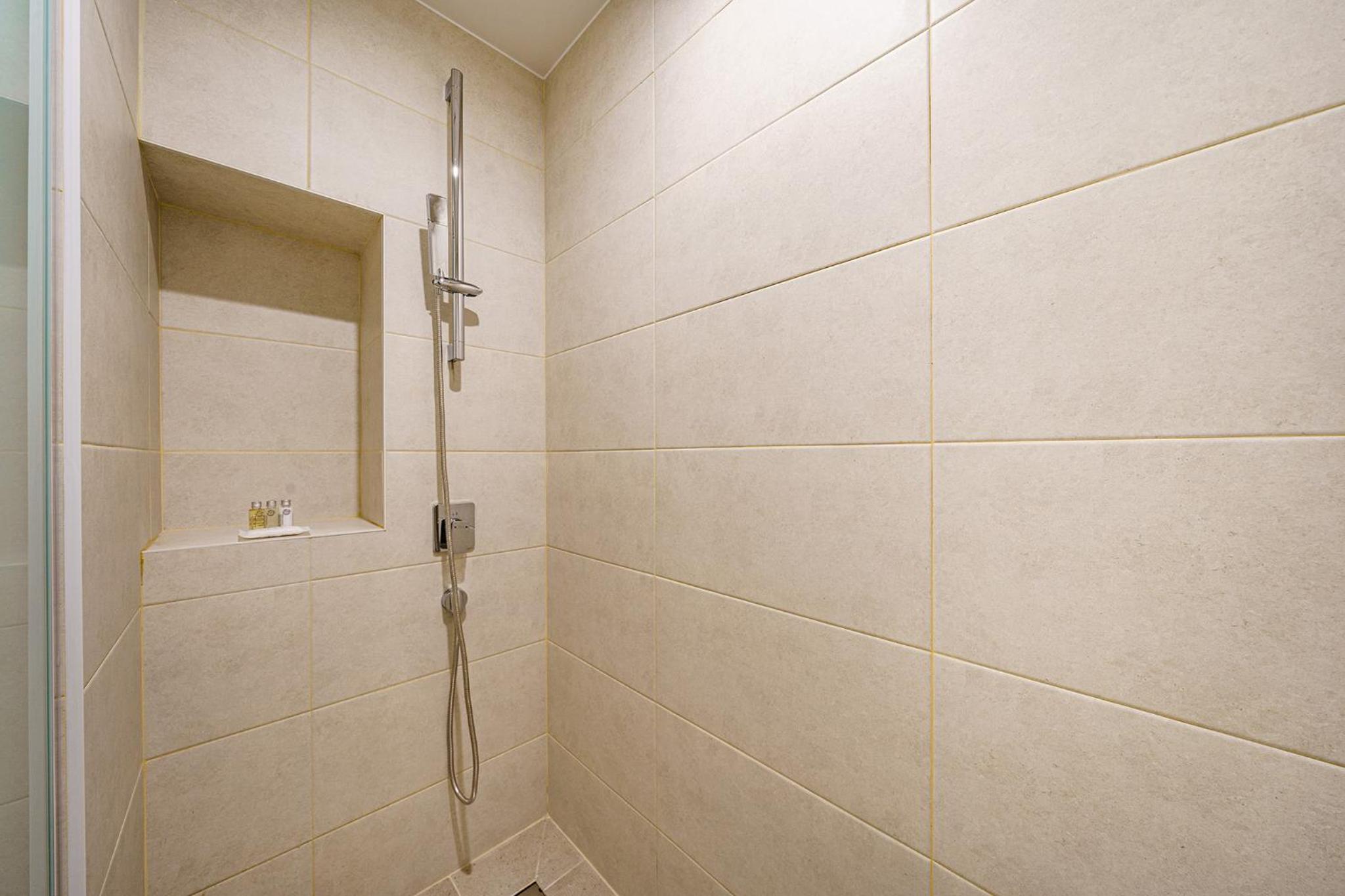 Standard Double Room - Photo 11