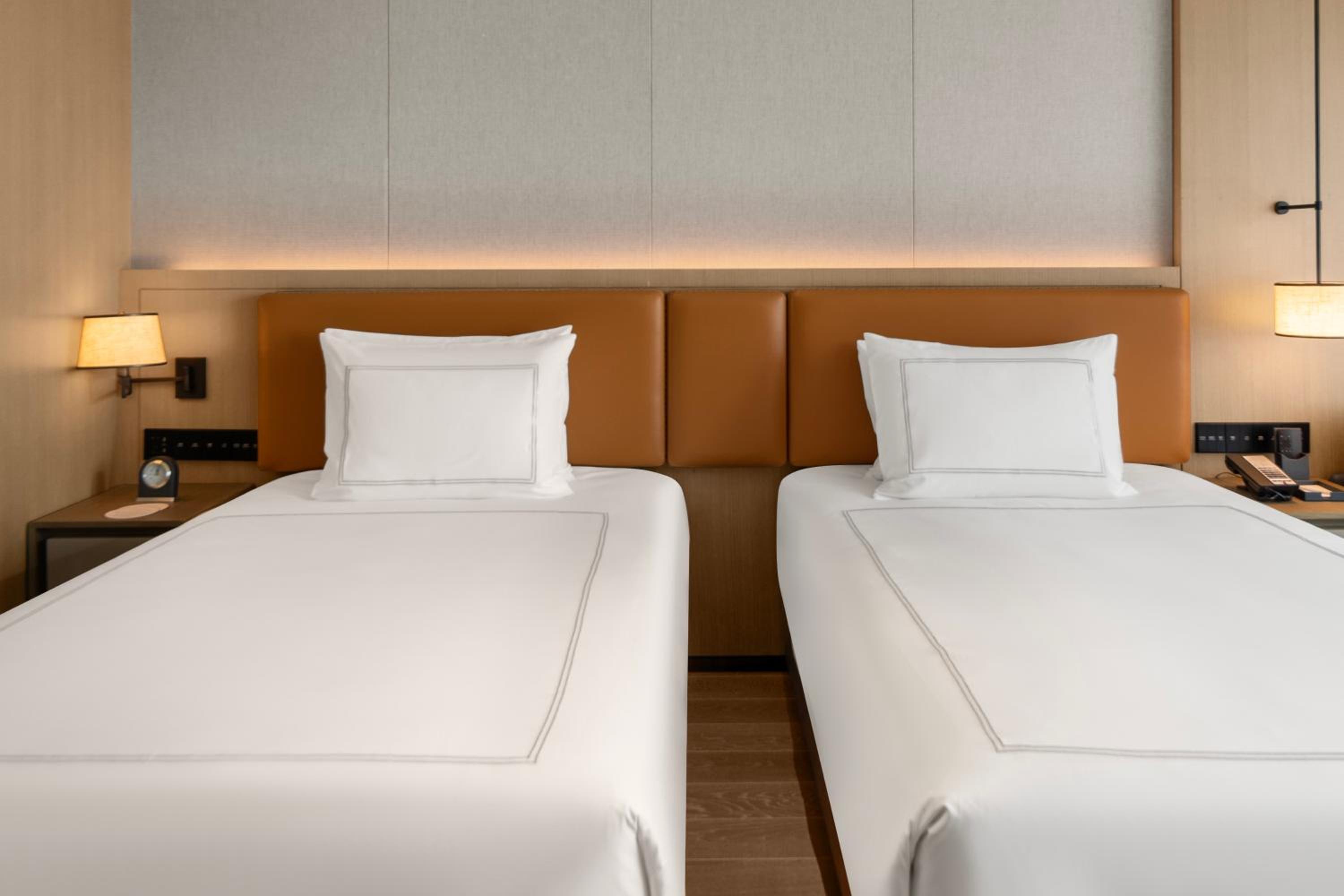 Swiss Executive Twin Room with Lounge Access - High Floor - Photo 4