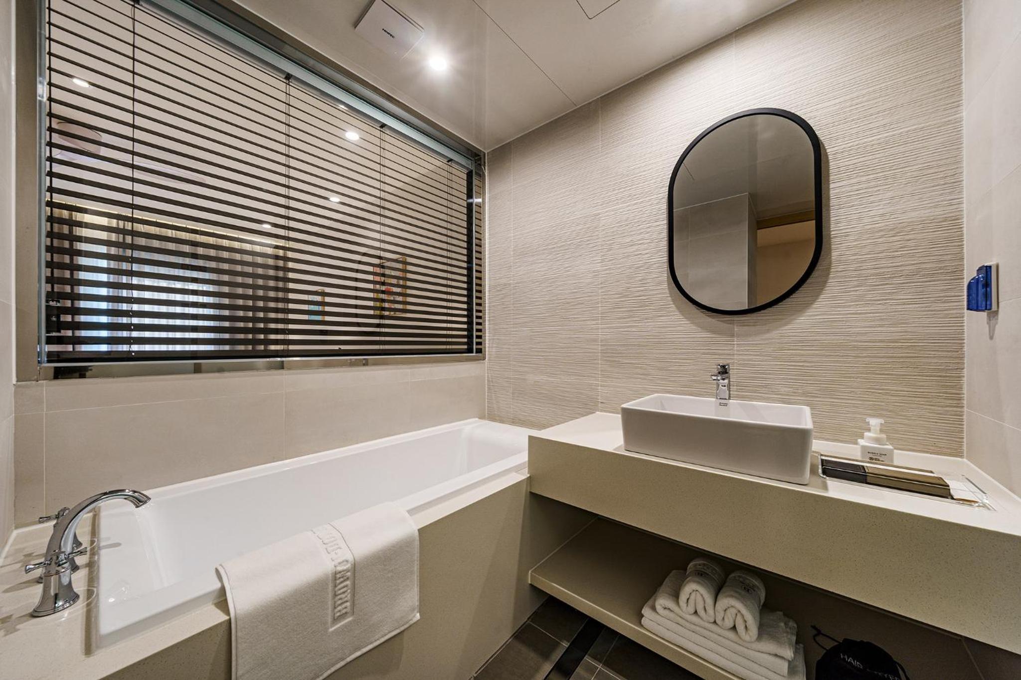 Deluxe Twin Room - Photo 8