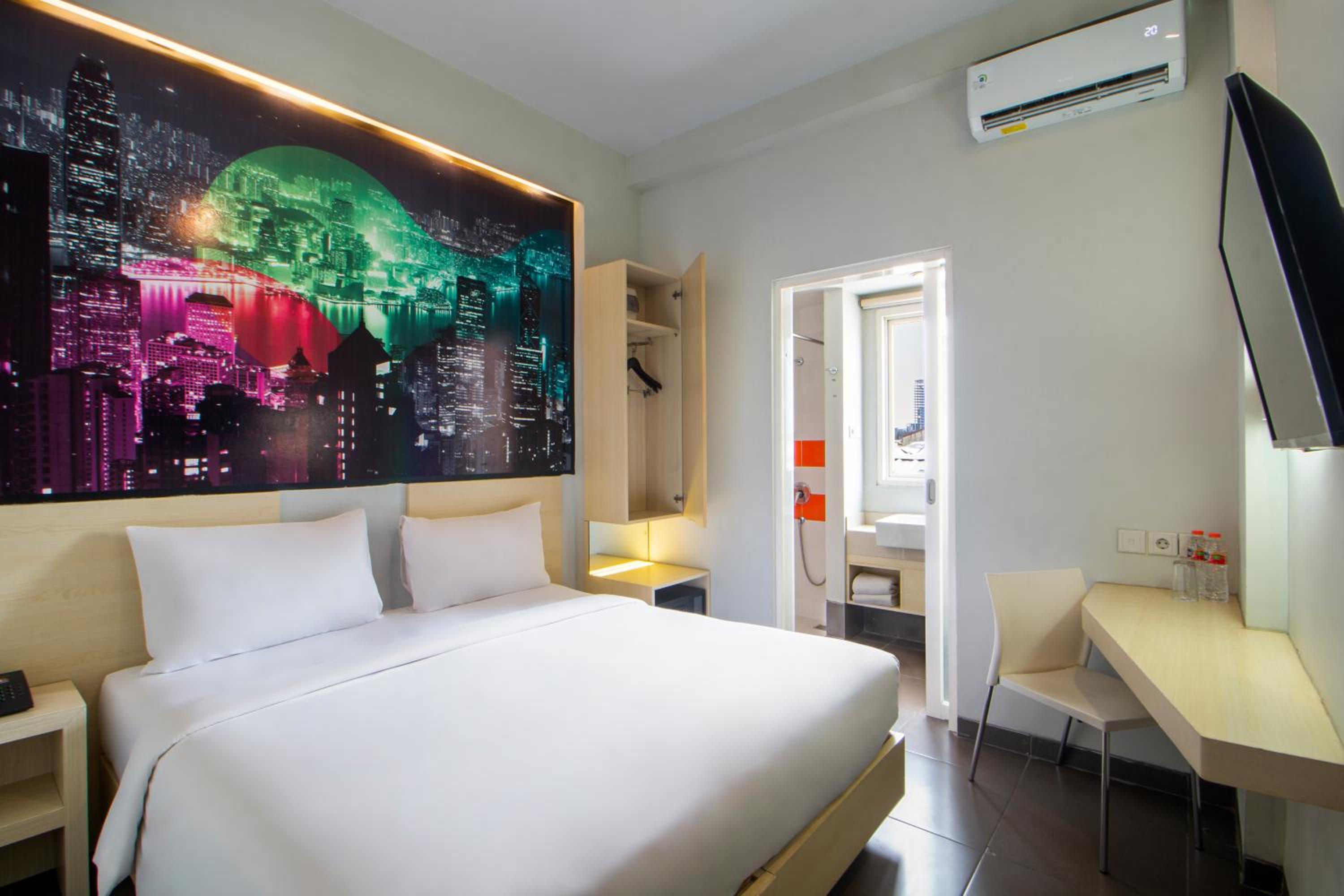 Hollywood Queen Room