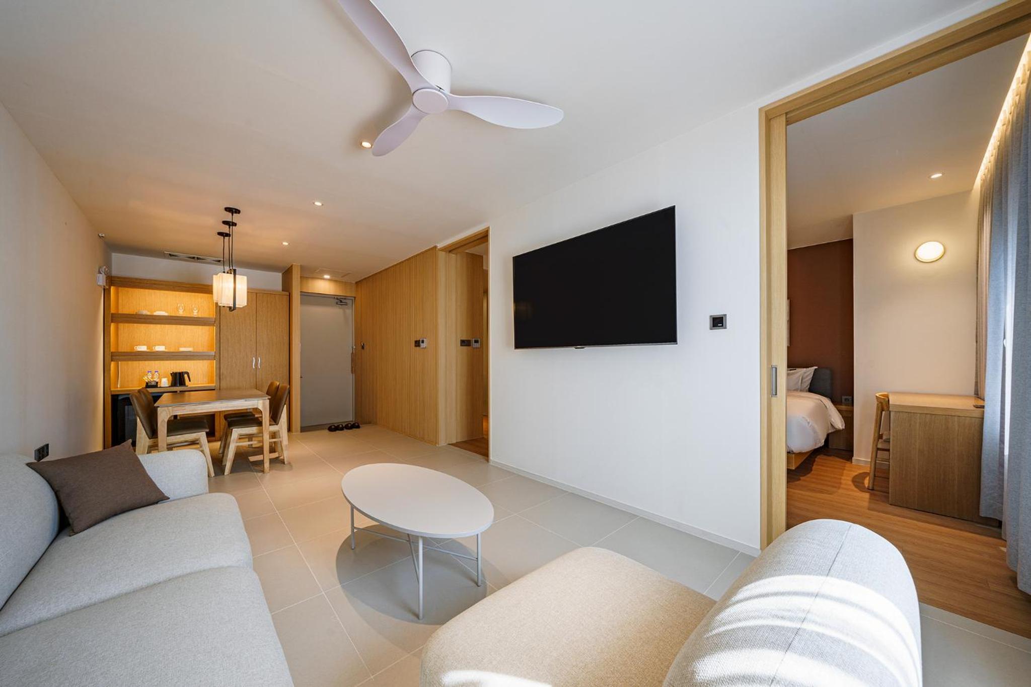 Suite - Photo 11