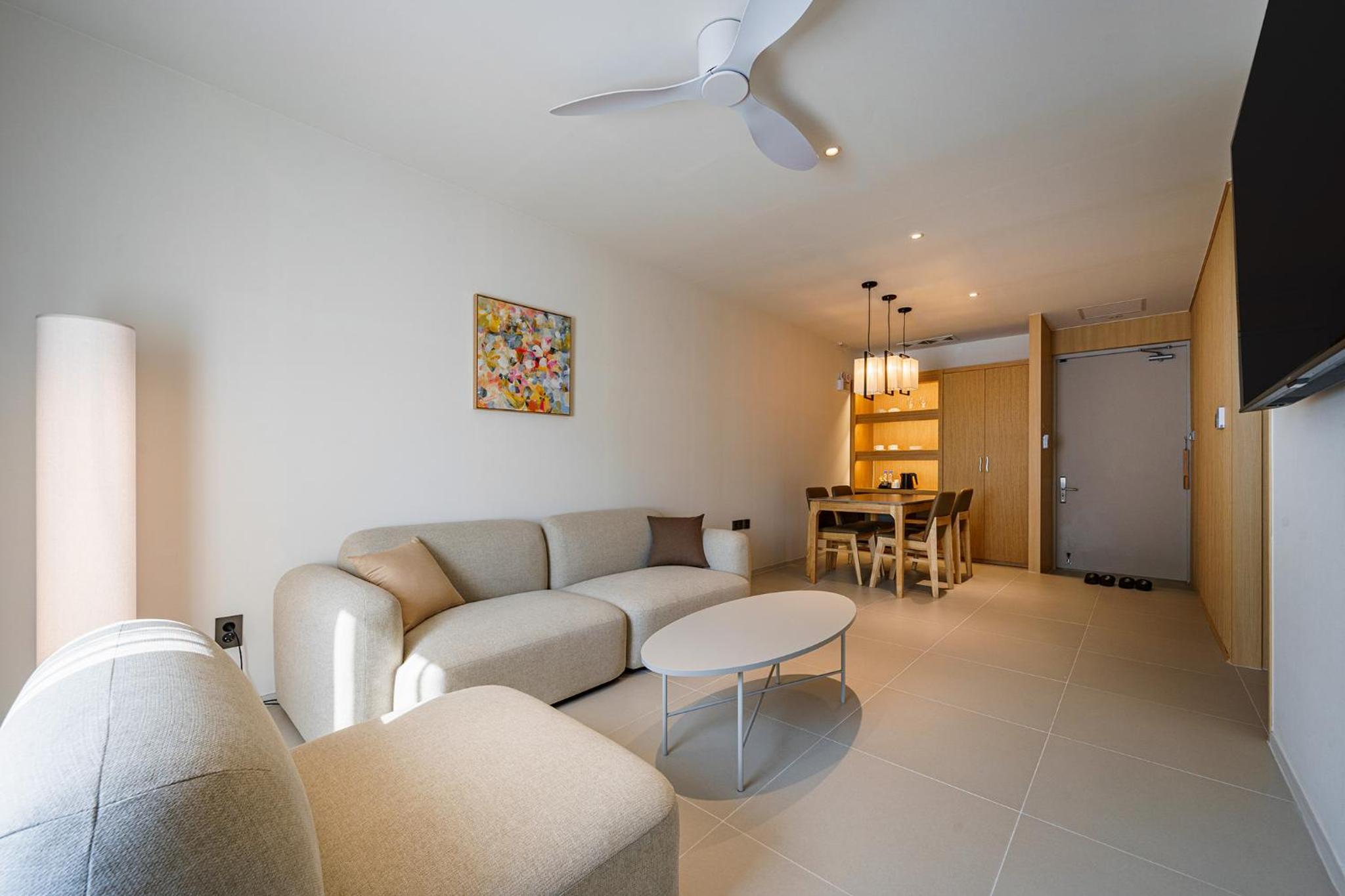 Suite - Photo 14