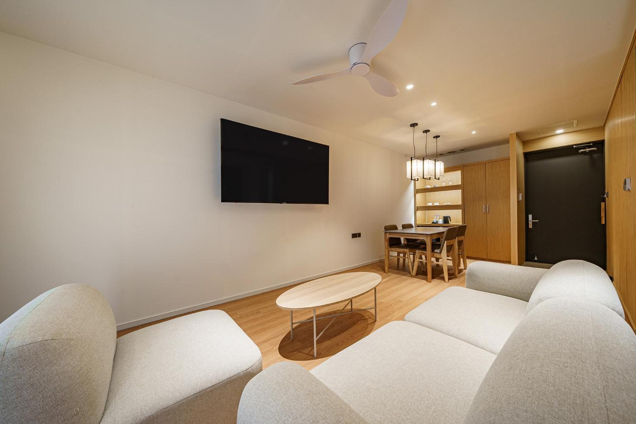 Suite - Photo 12