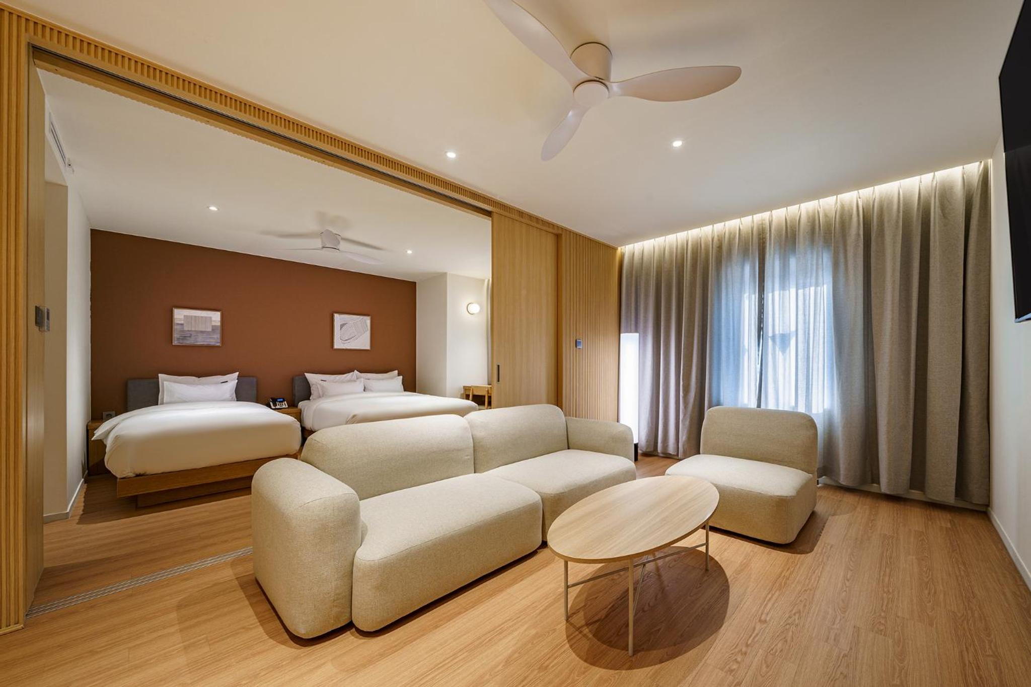 Suite - Photo 1
