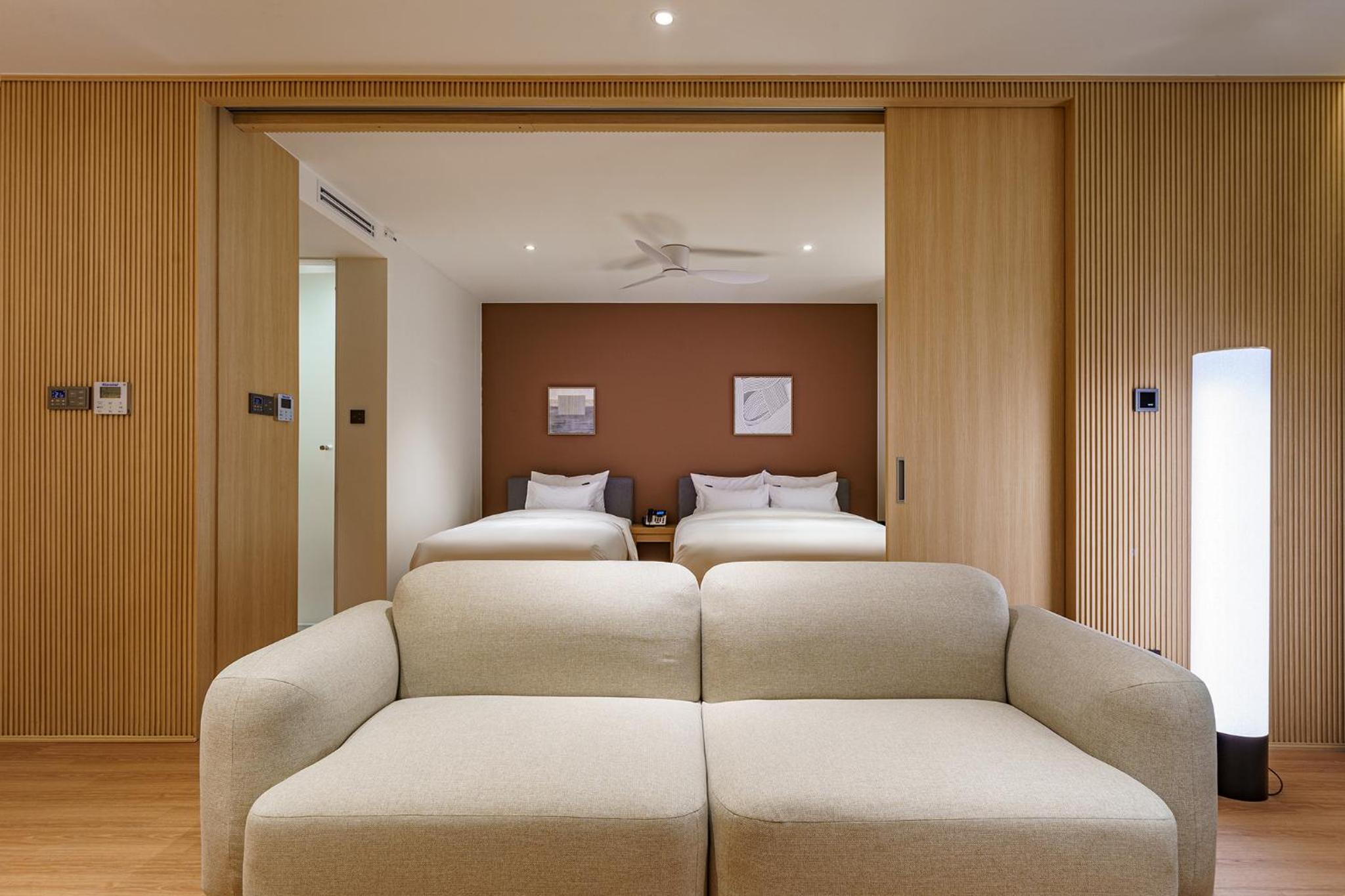 Suite - Photo 21