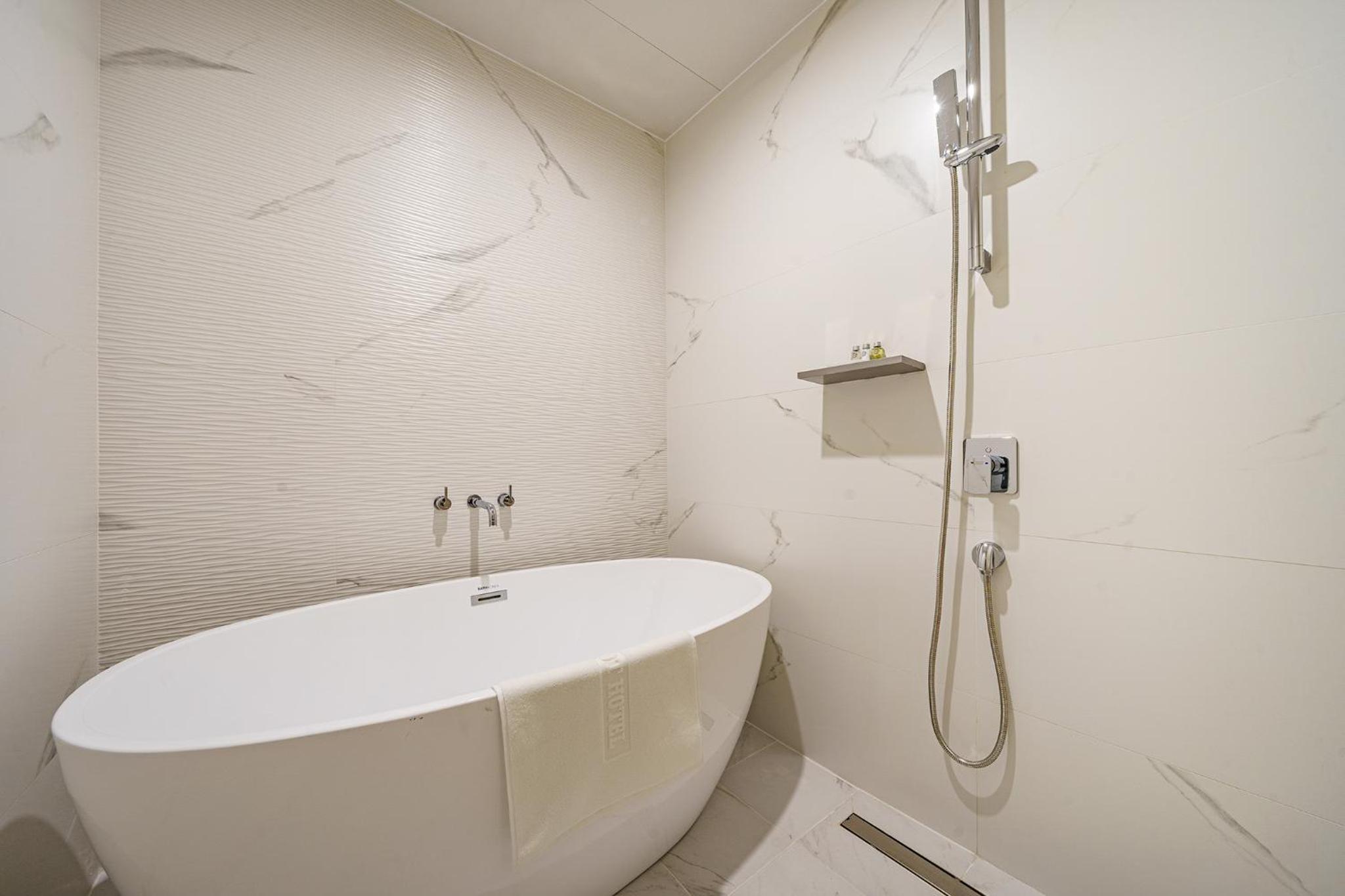 Suite - Photo 5