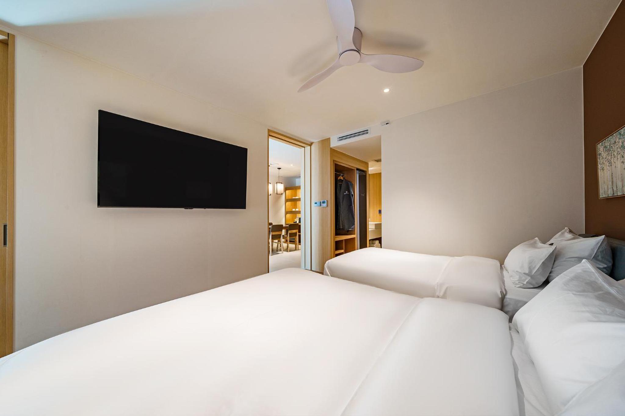 Suite - Photo 15