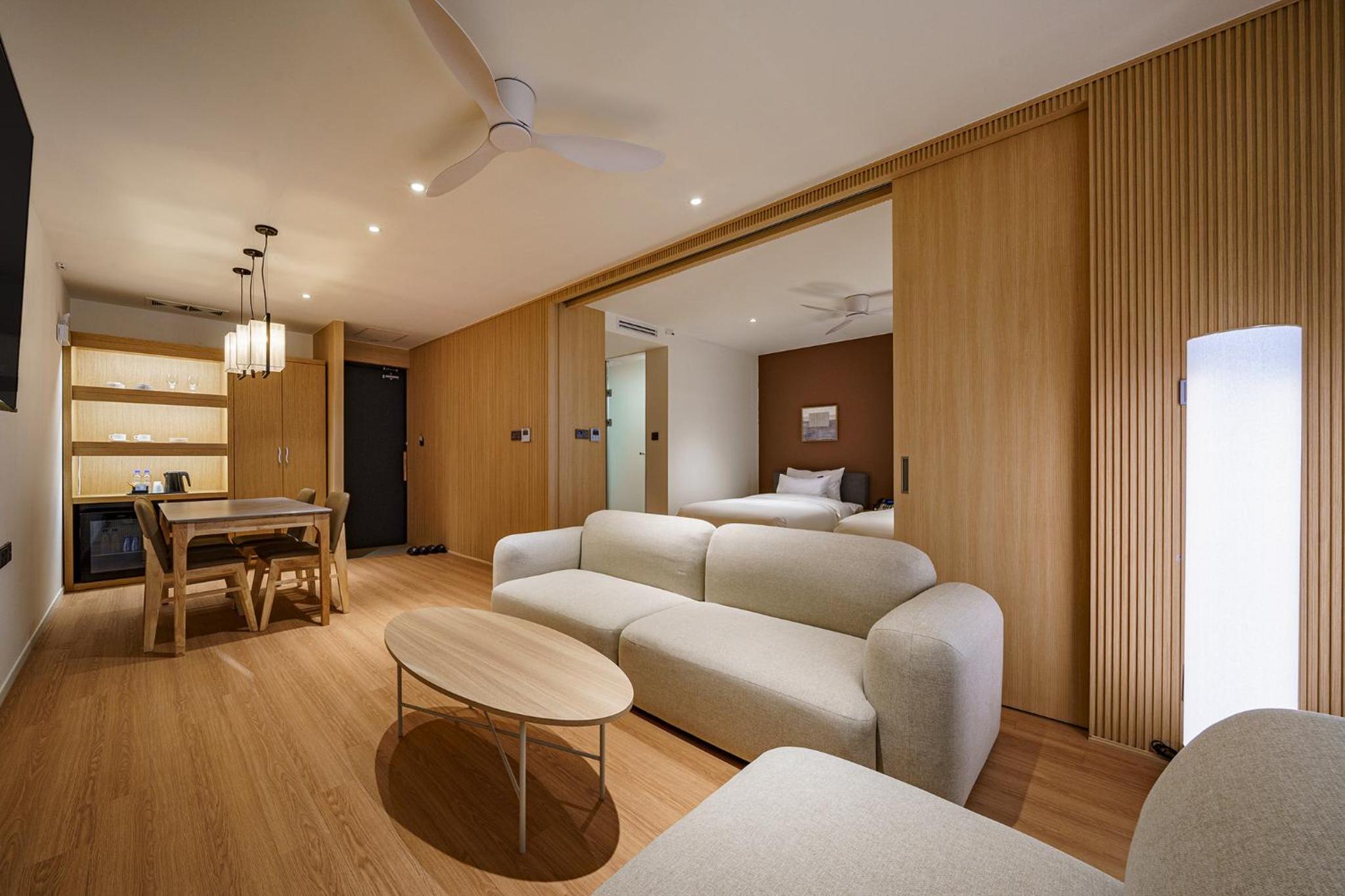 Suite - Photo 22