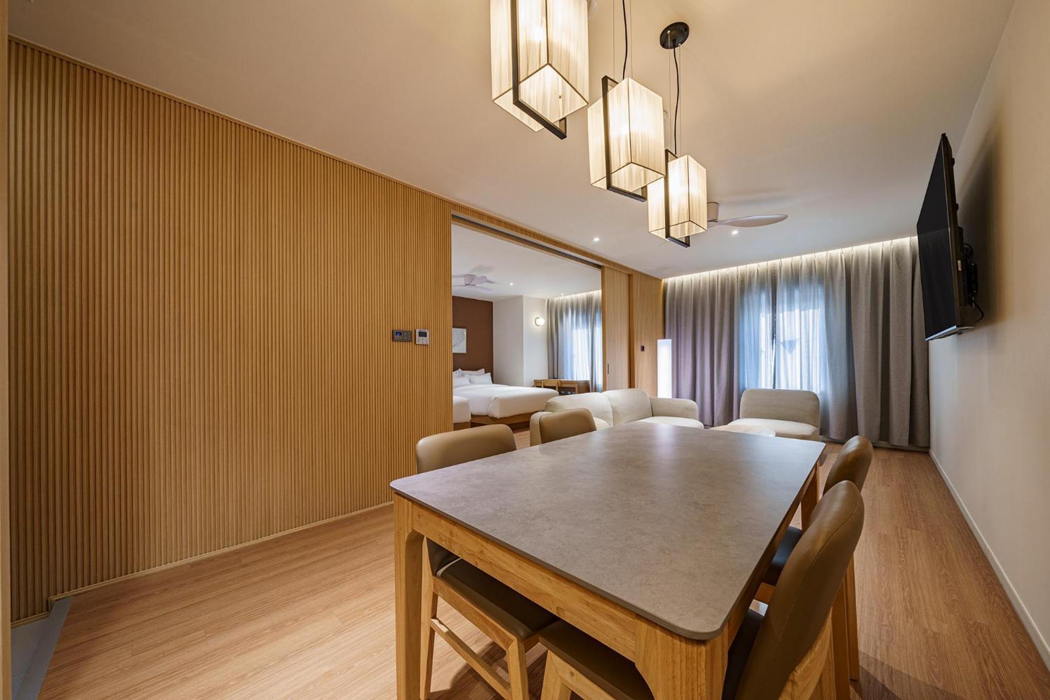 Suite - Photo 17