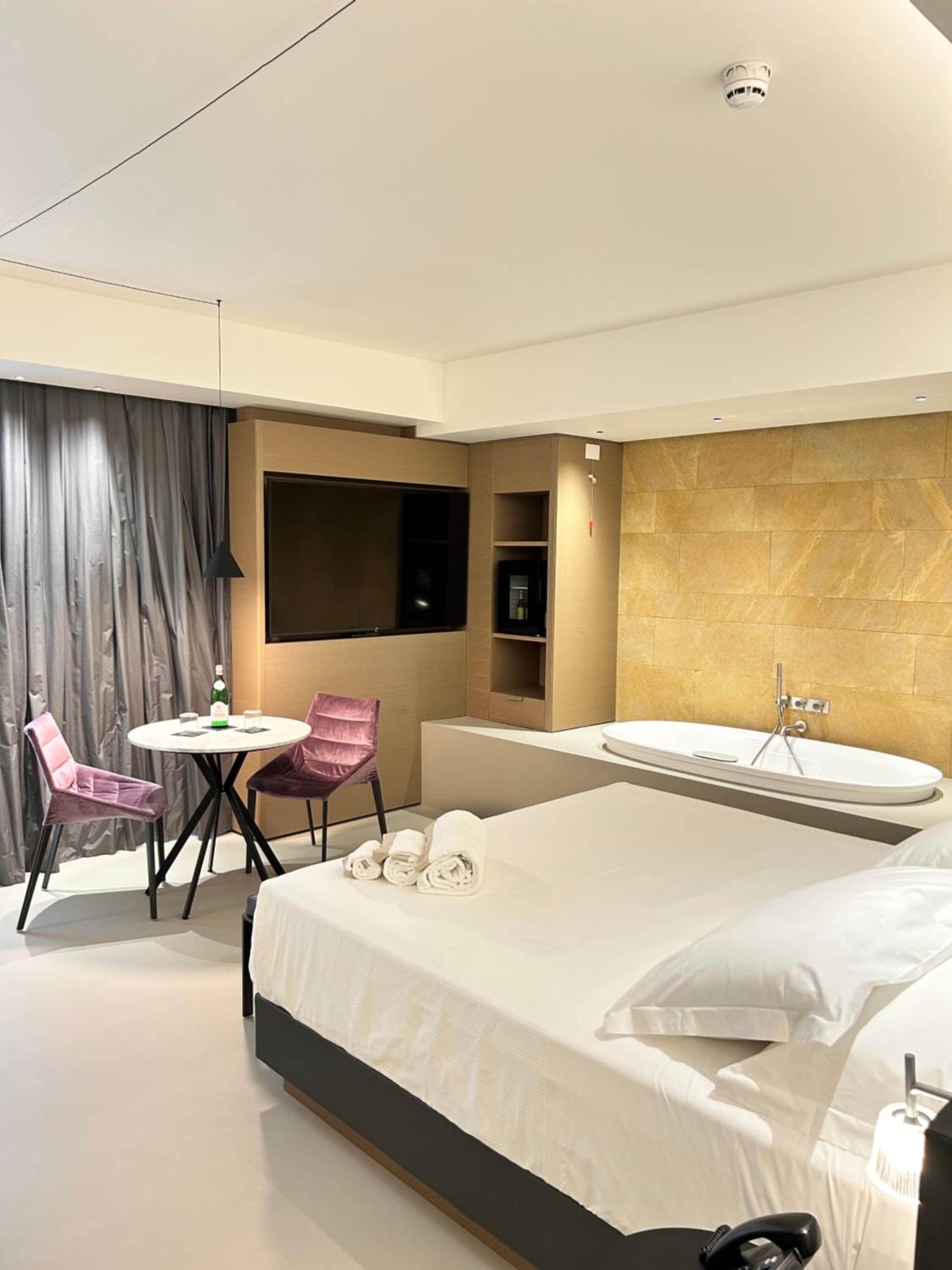 King Room with Spa Bath - Photo 2