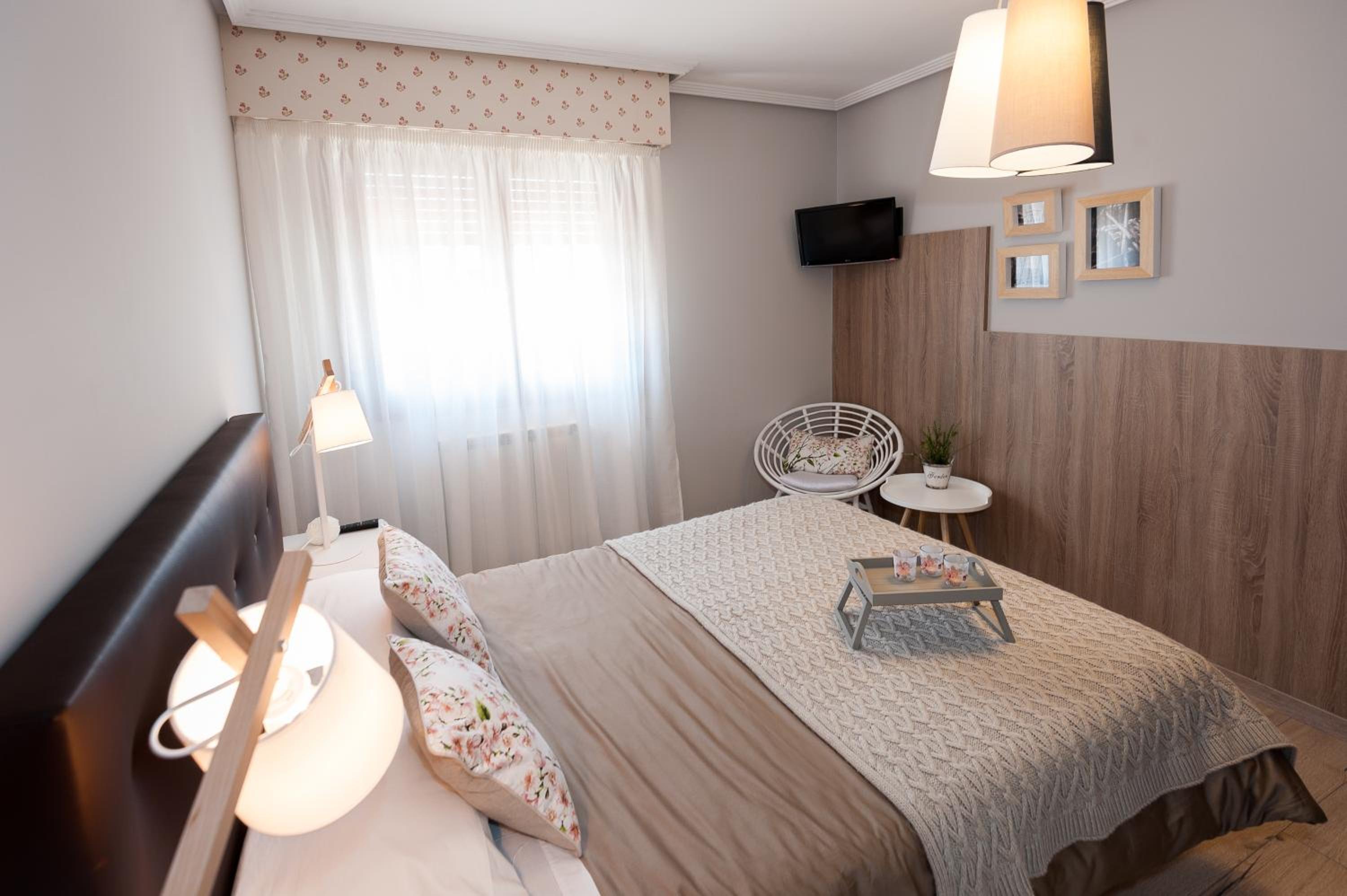 Double or Twin Room - Photo 9