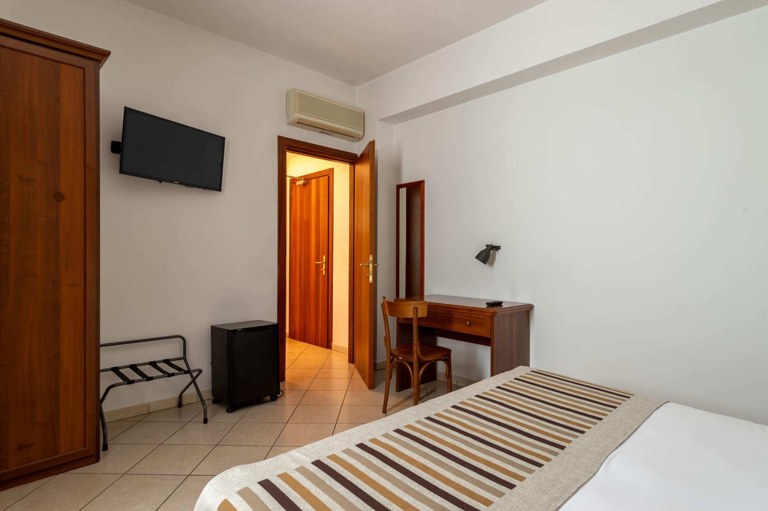 Double or Twin Room - Photo 4
