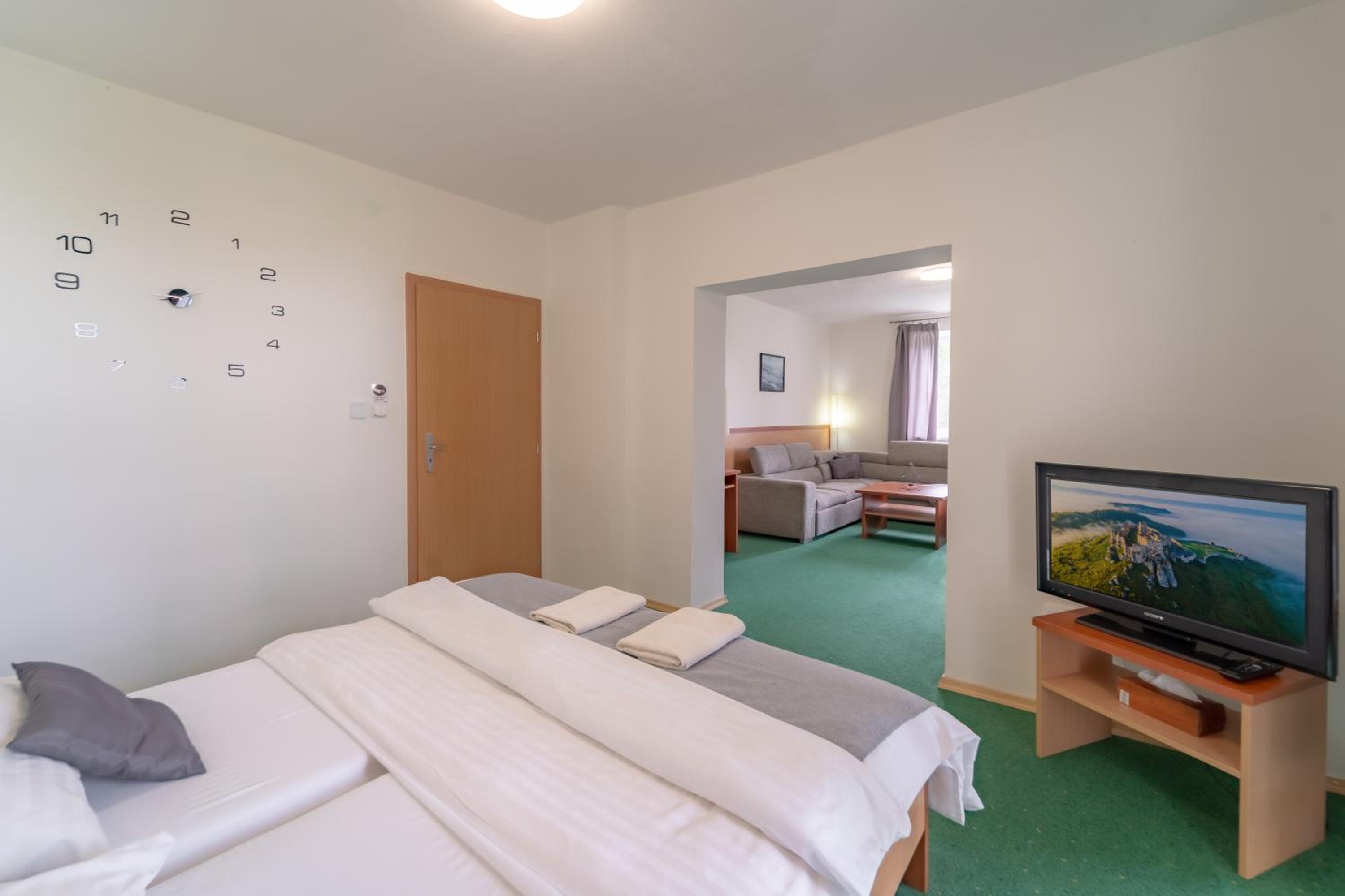 Deluxe Family Suite - Photo 4