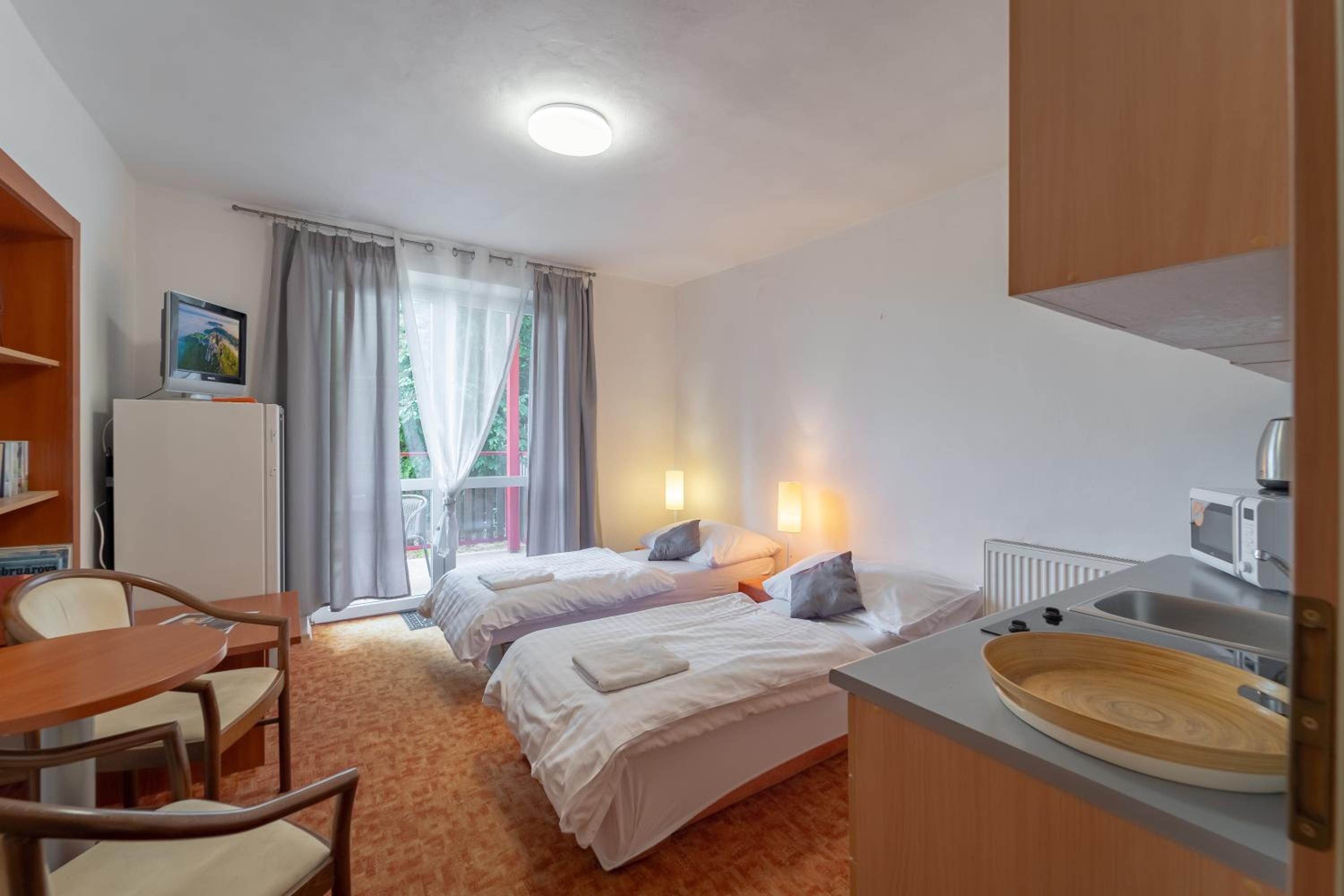 Family Suite with Balcony - Photo 8
