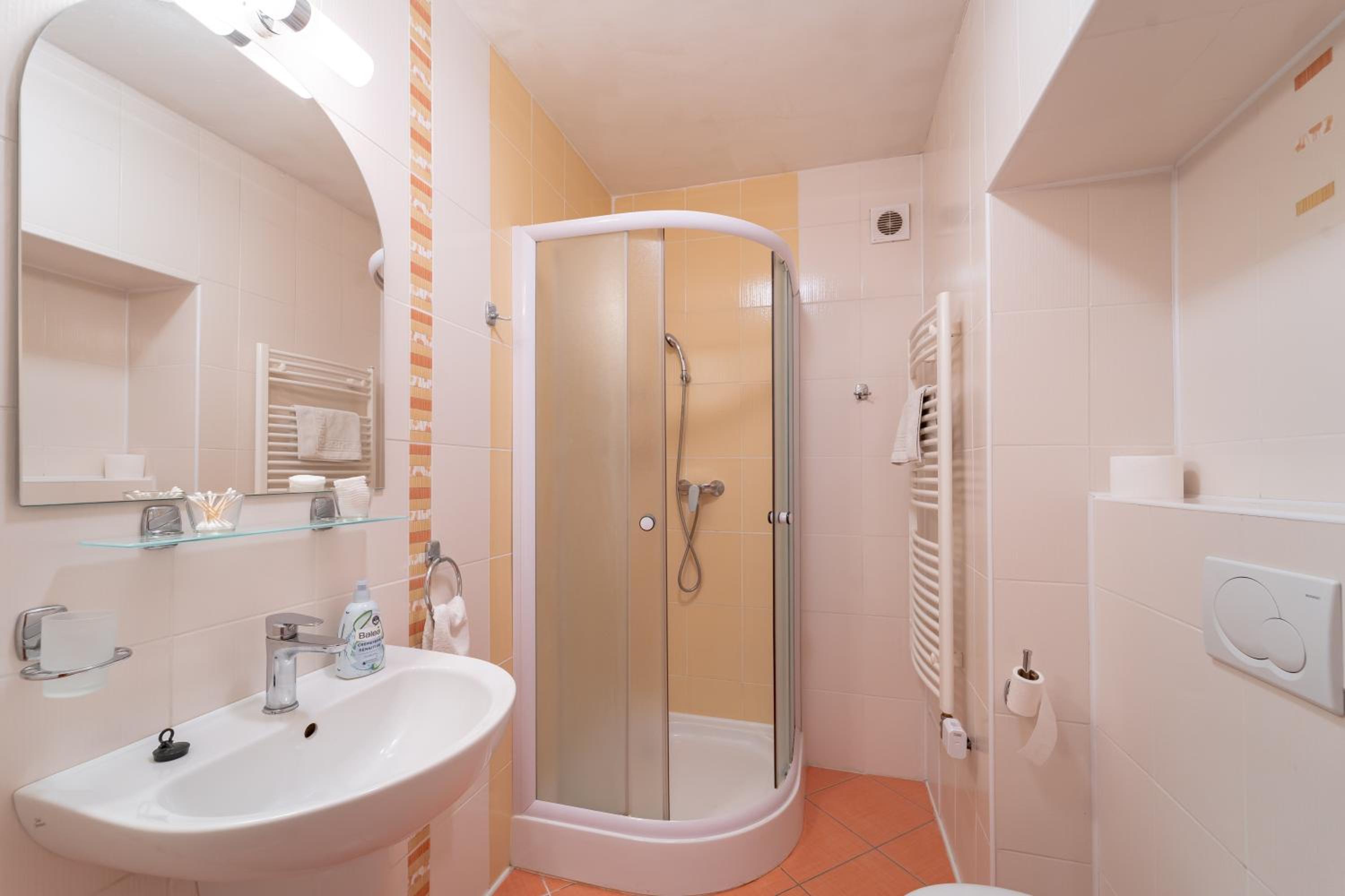 Double or Twin Room - Photo 4