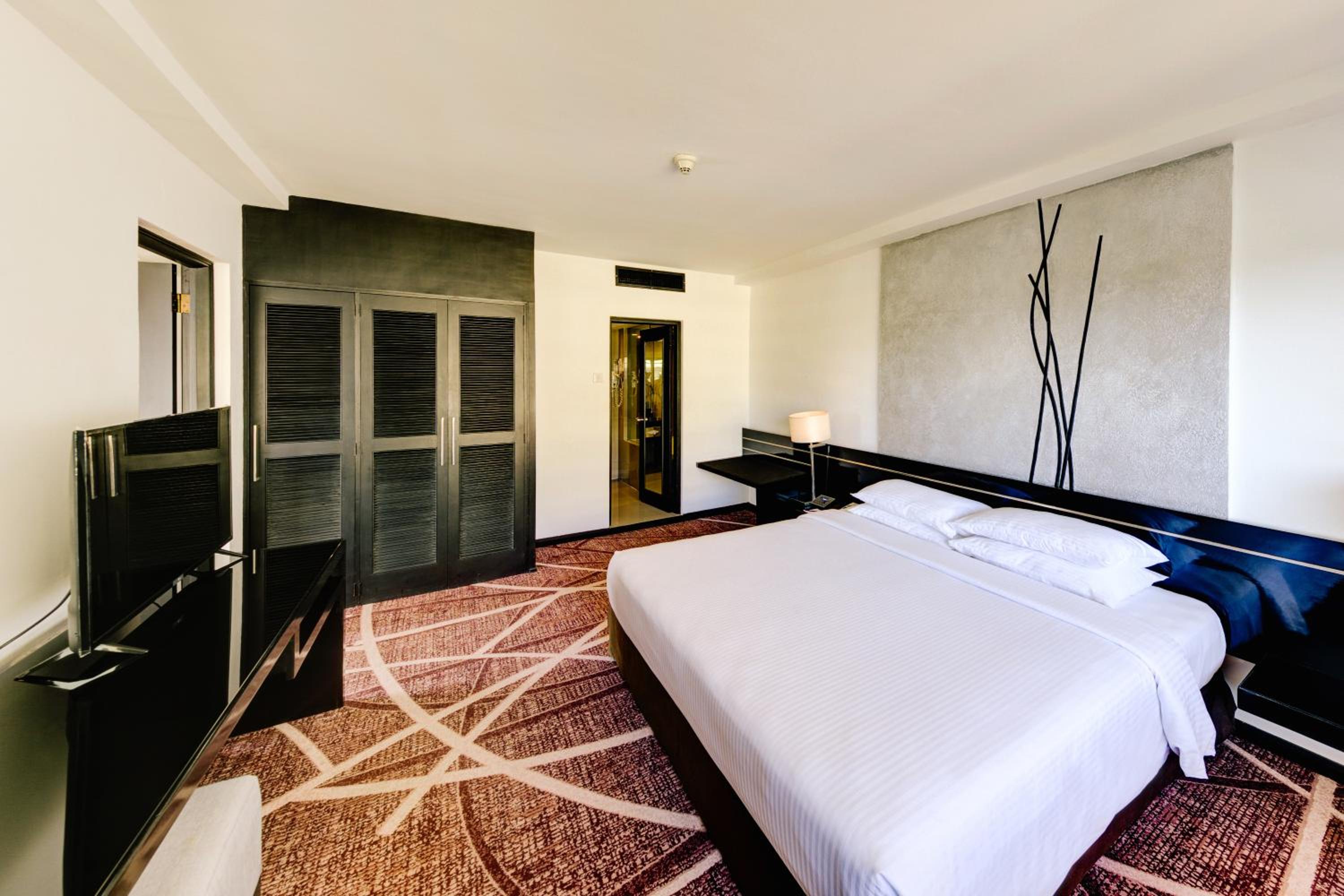 Cilantro Suite with Terrace & Lounge Access
