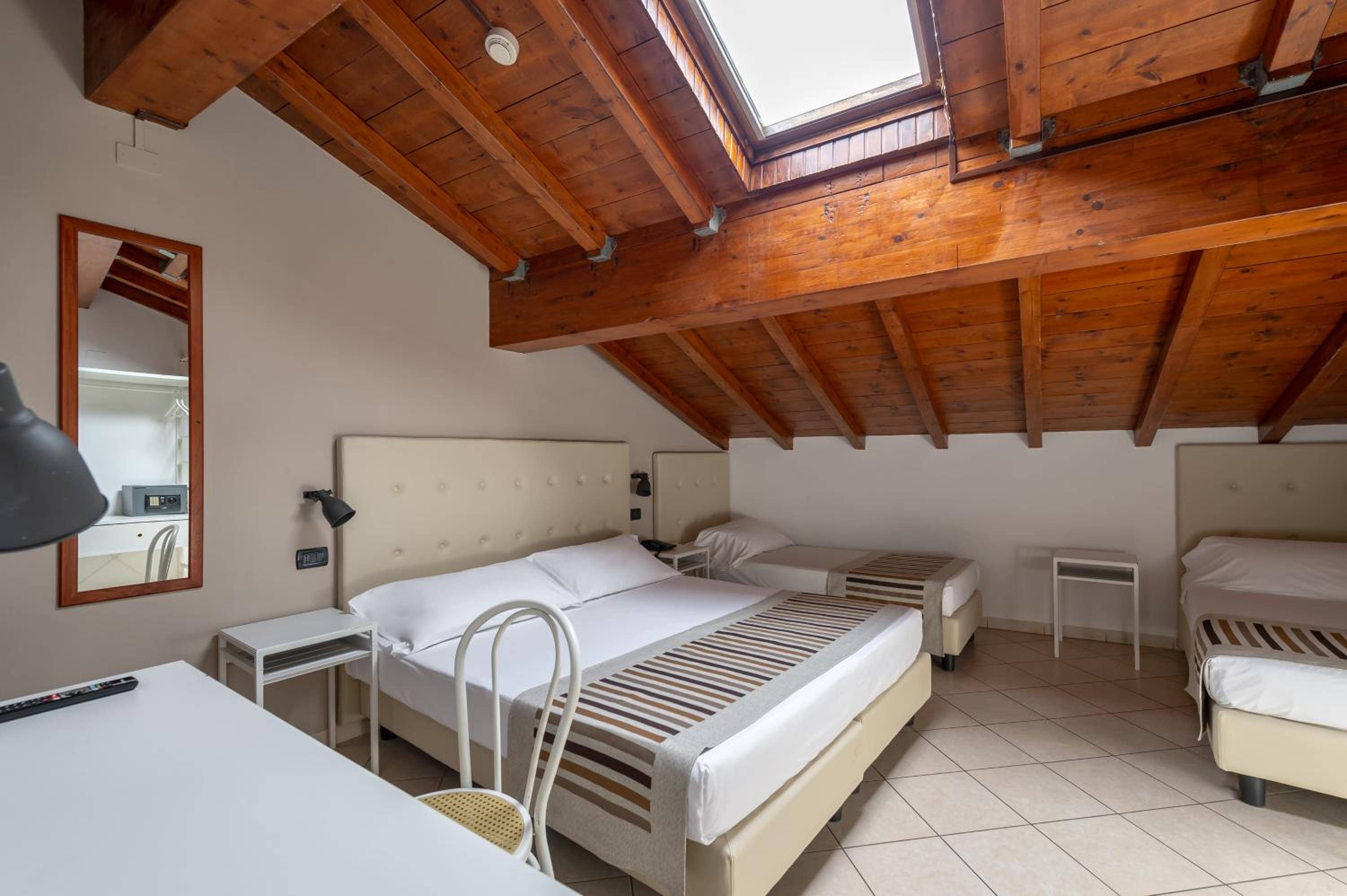 Quadruple Room - Photo 4