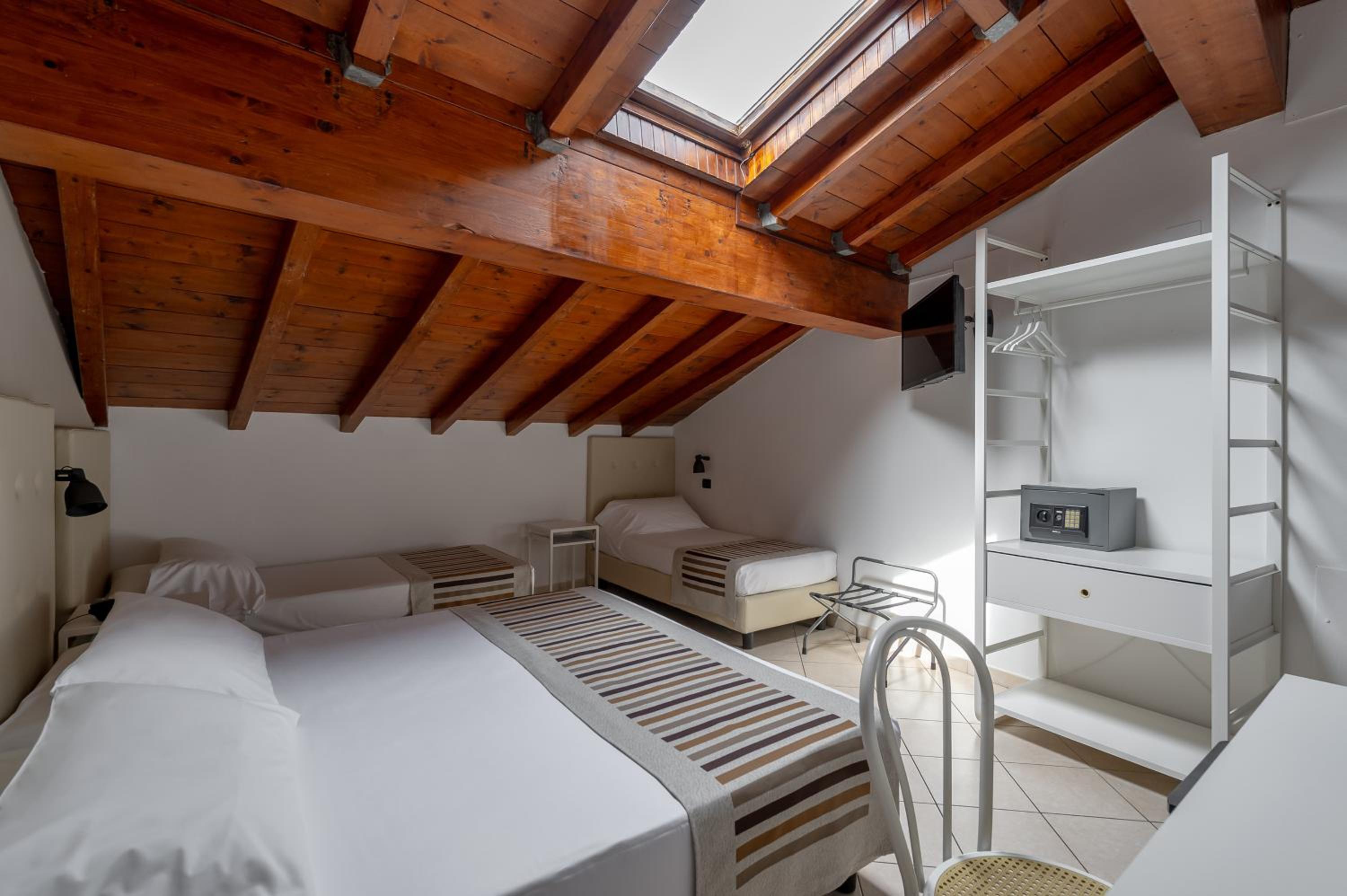 Quadruple Room - Photo 5