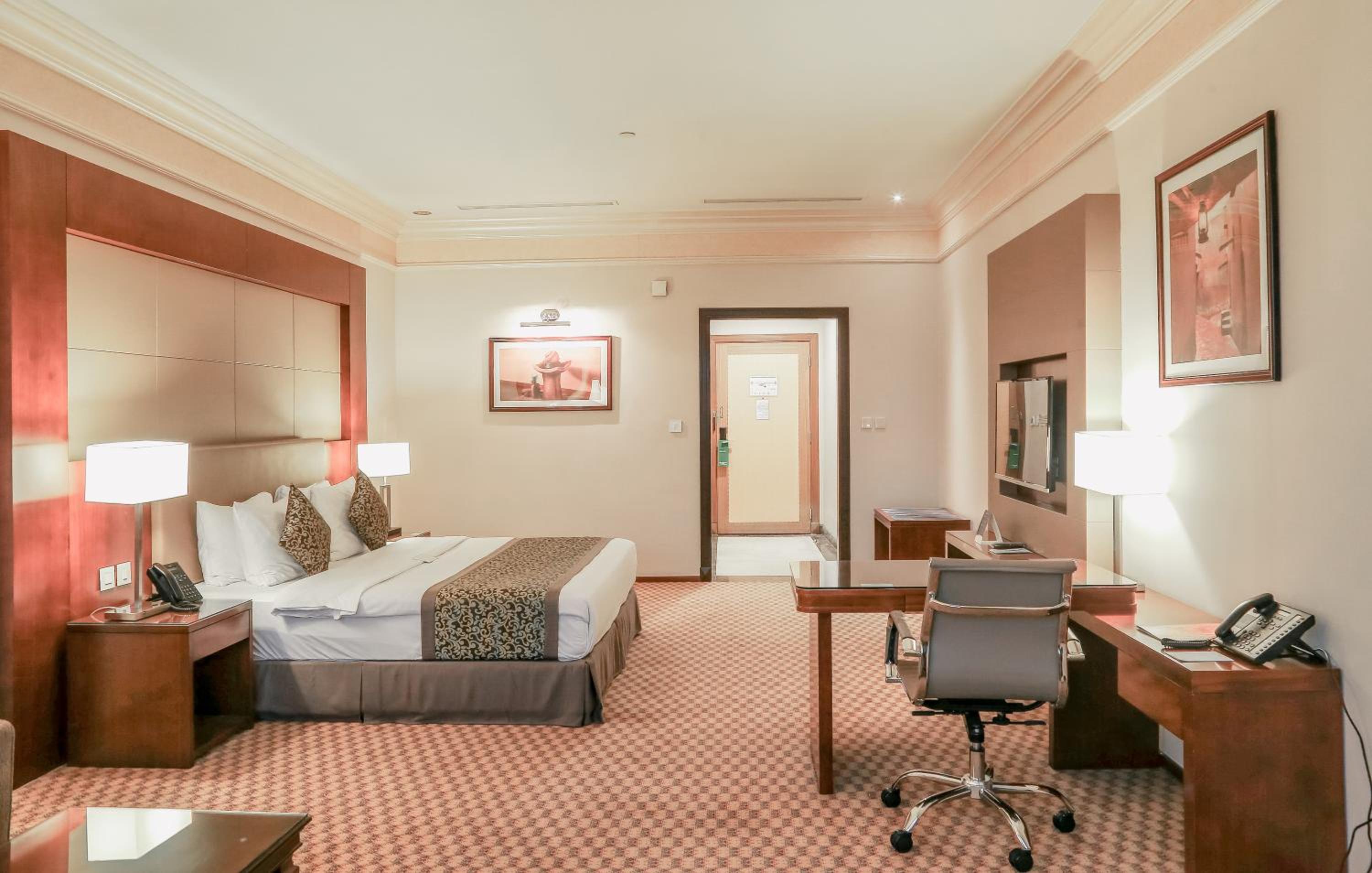 Deluxe King Room - Non-Smoking - Photo 1