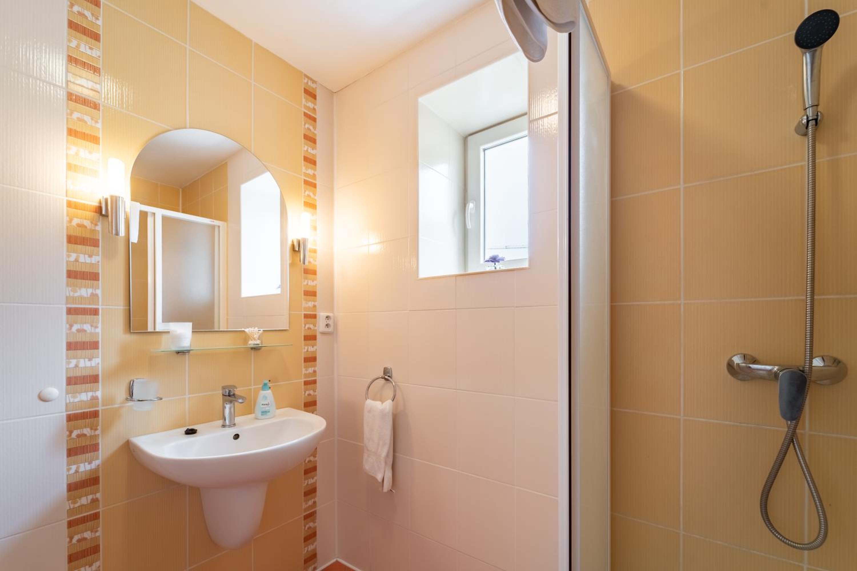 Family Suite with Balcony - Photo 10