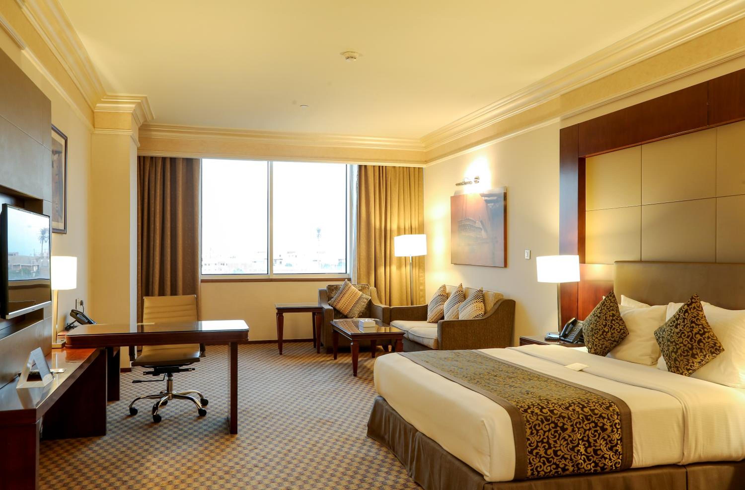 Deluxe King Room - Non-Smoking - Photo 3