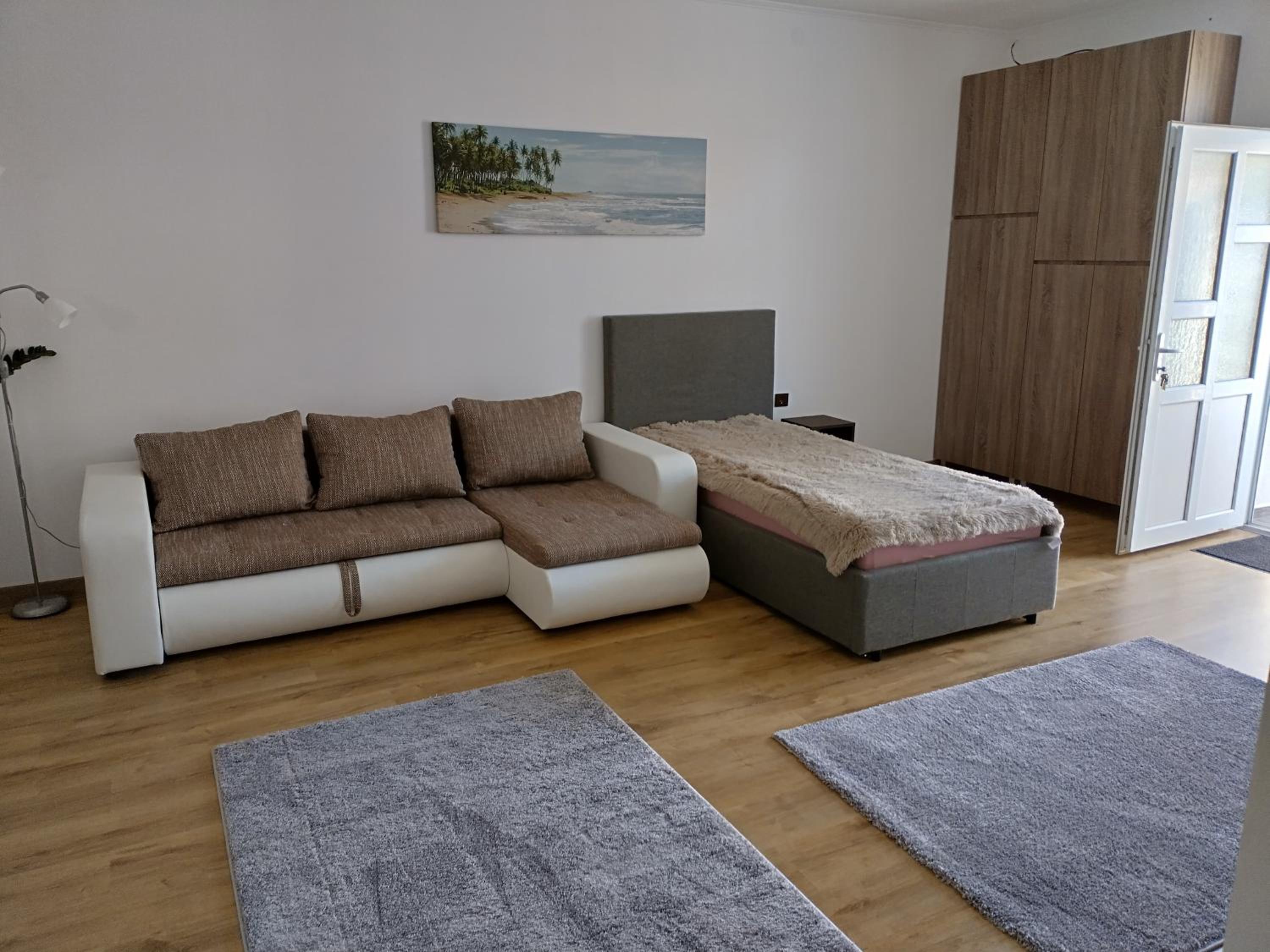 One-Bedroom Apartment photo 1