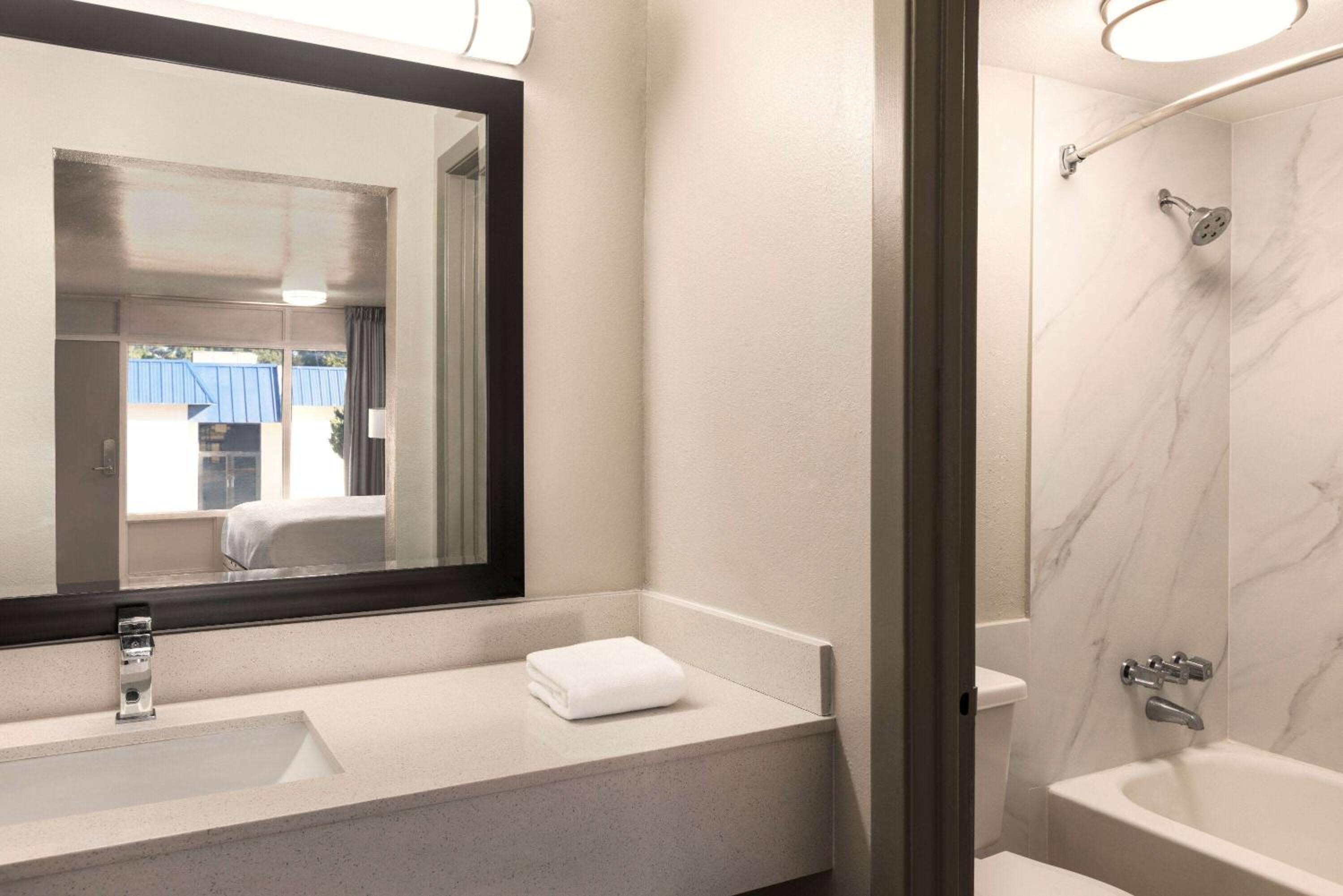 Double Room with Two Double Beds - Smoking - Photo 5