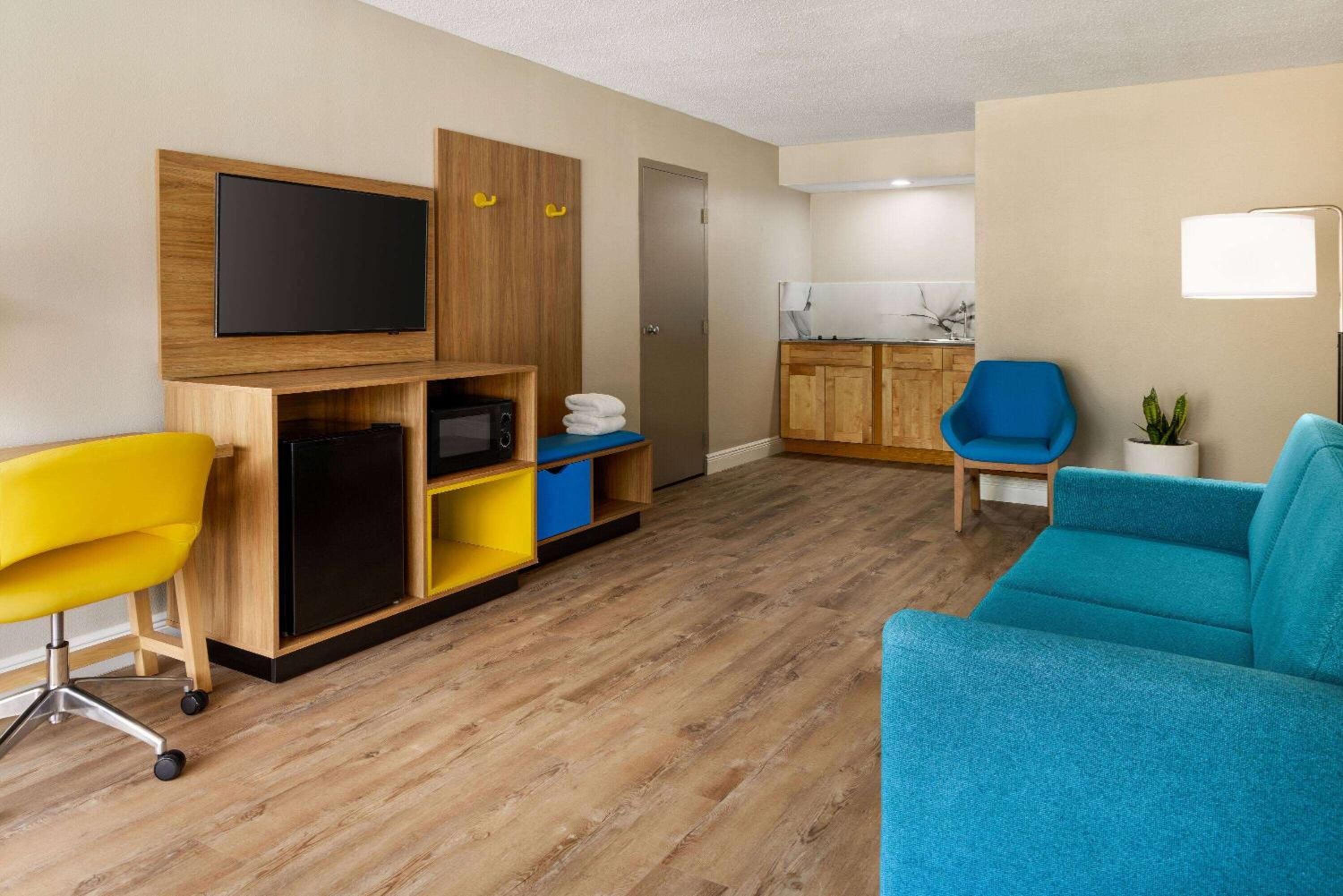 King Suite - Non-Smoking - Photo 6