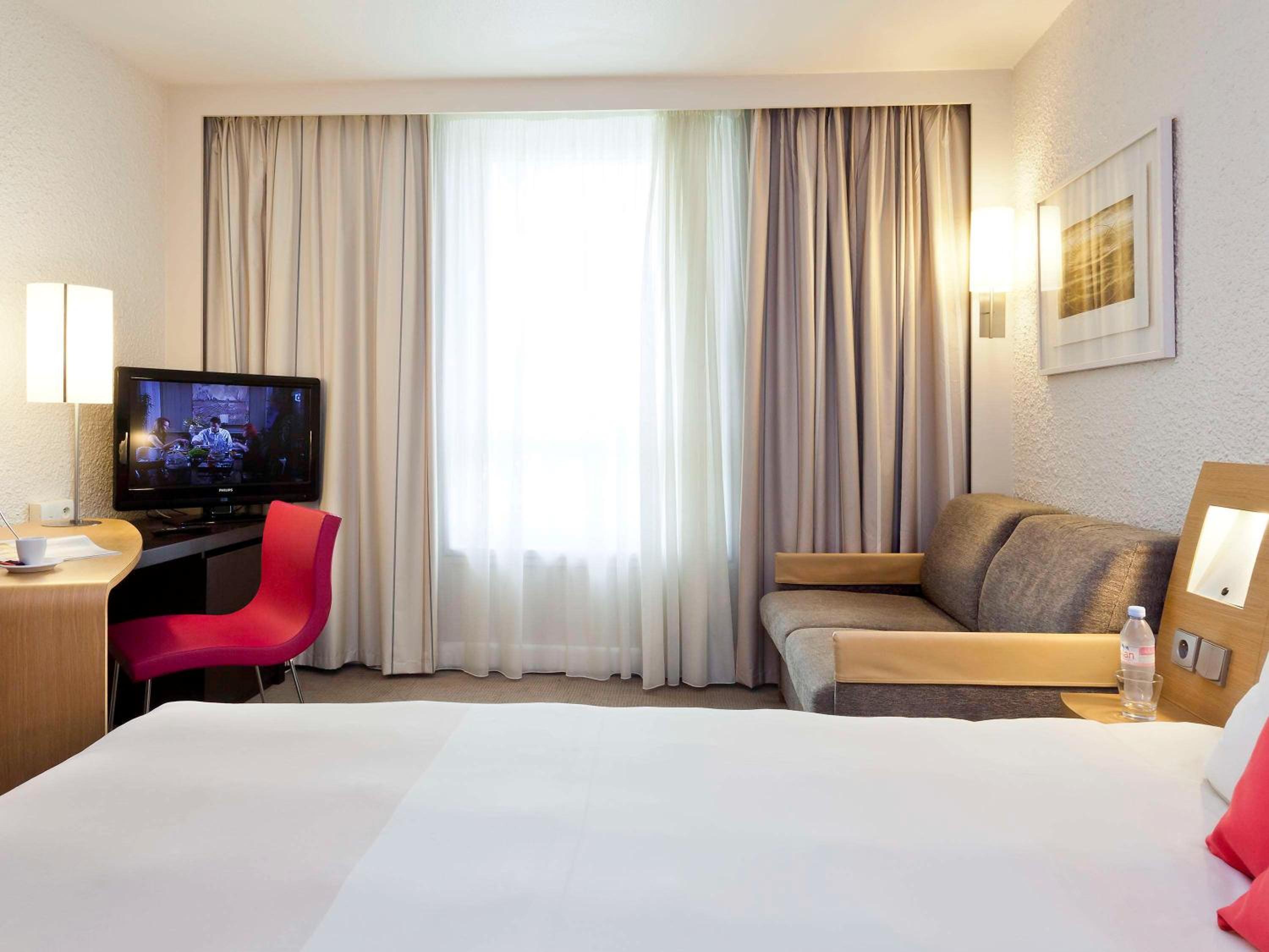 Superior room with 1 Queensize bed and 1 twin sofa bed - Photo 1