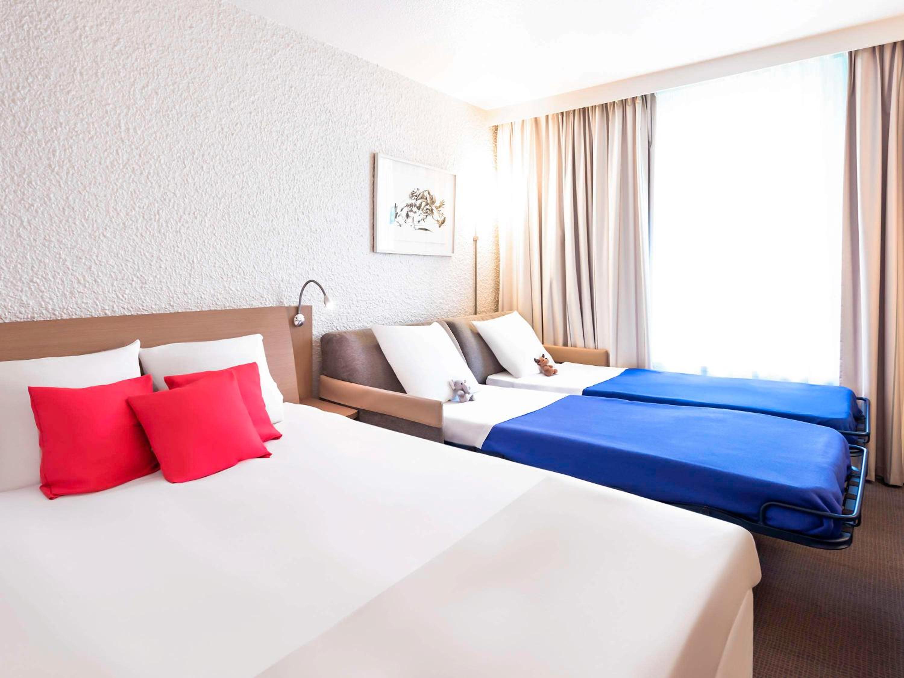 Superior room with 1 Queensize bed and 1 twin sofa bed - Photo 4
